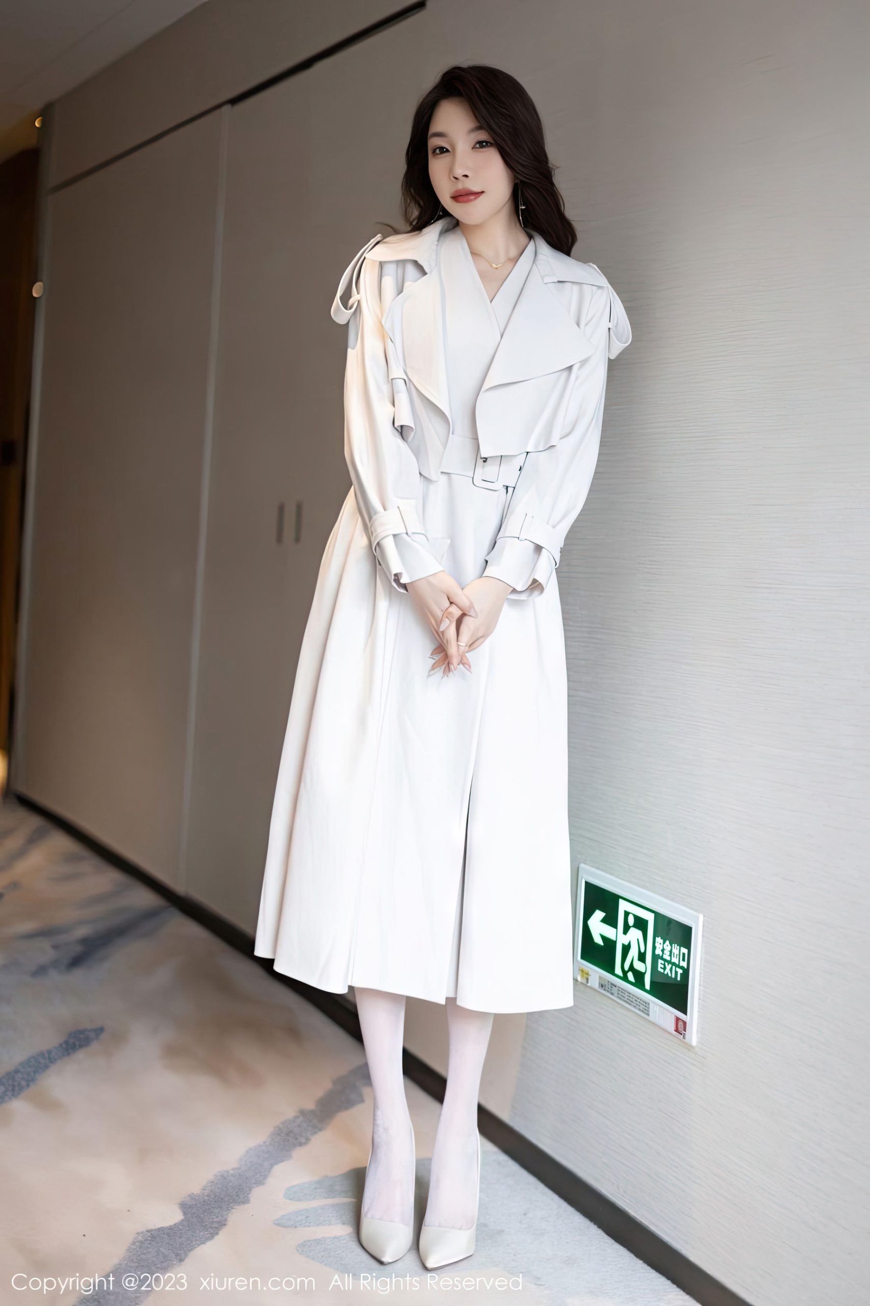 [XiuRen秀人网] No.6257 徐莉芝Booty – 浅色外衣+白色丝袜性感写真-御萝部落