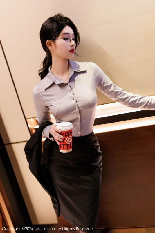 [XiuRen秀人网] No.9567 新人模特南乔 – OL服饰+黑色短裙写真-御萝部落