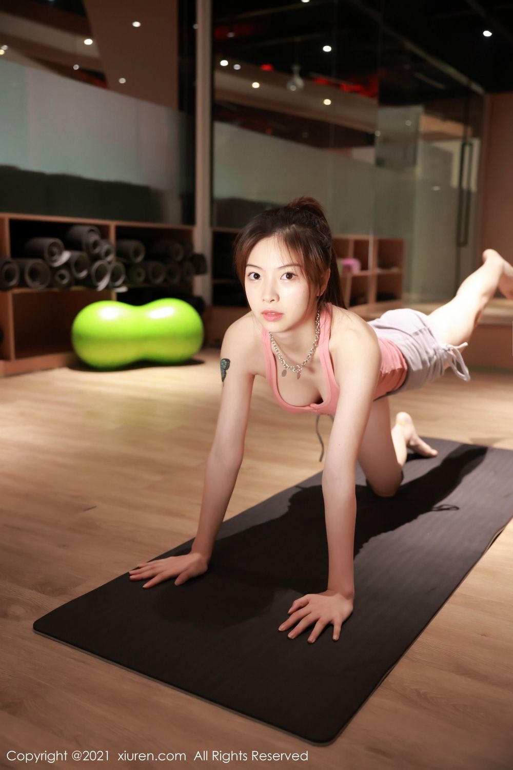 新人模特明日花桃桃柔媚多姿健身房主题首套写真