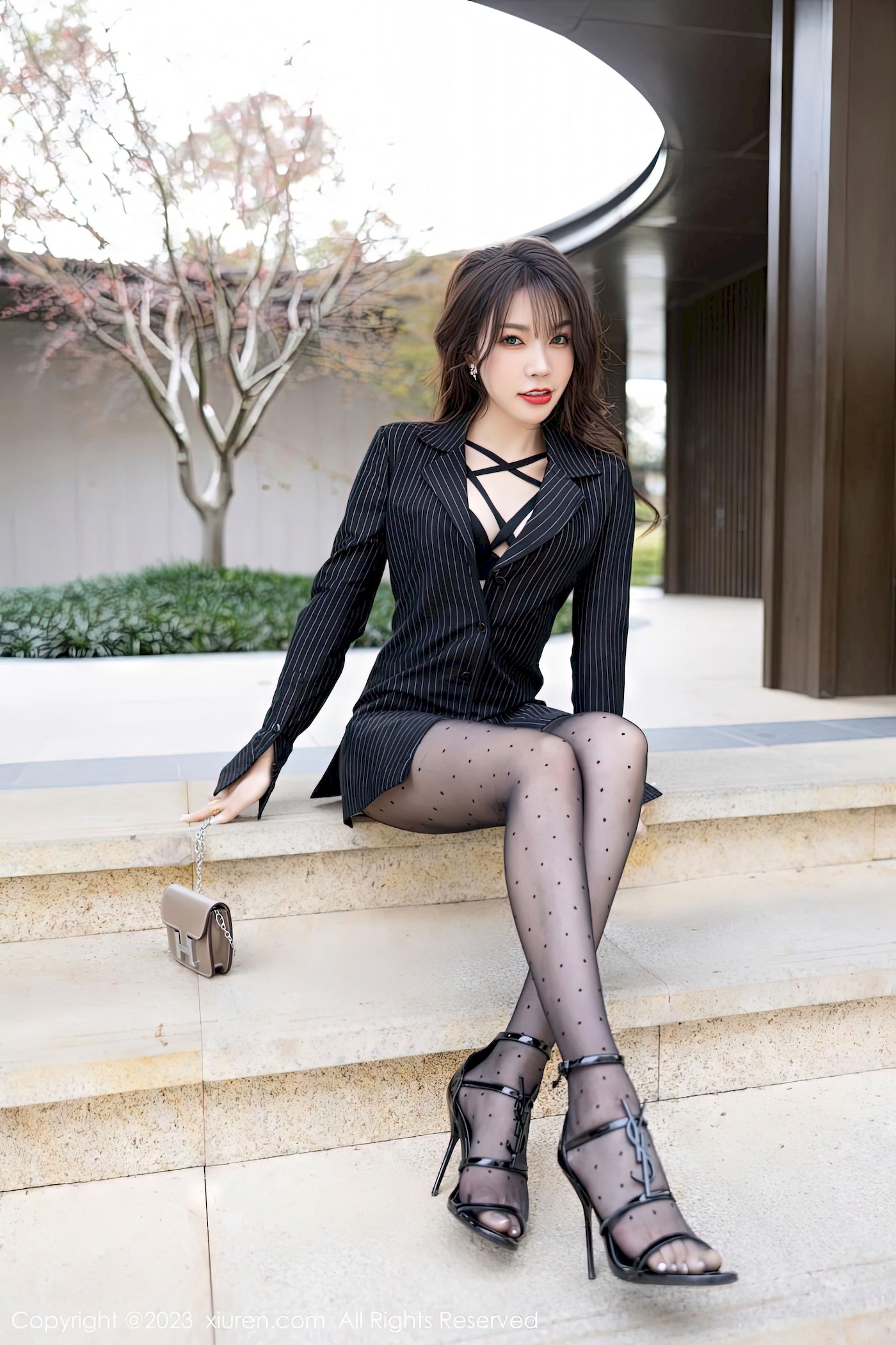 徐莉芝Booty - 条纹上衣+圆点黑丝性感写真