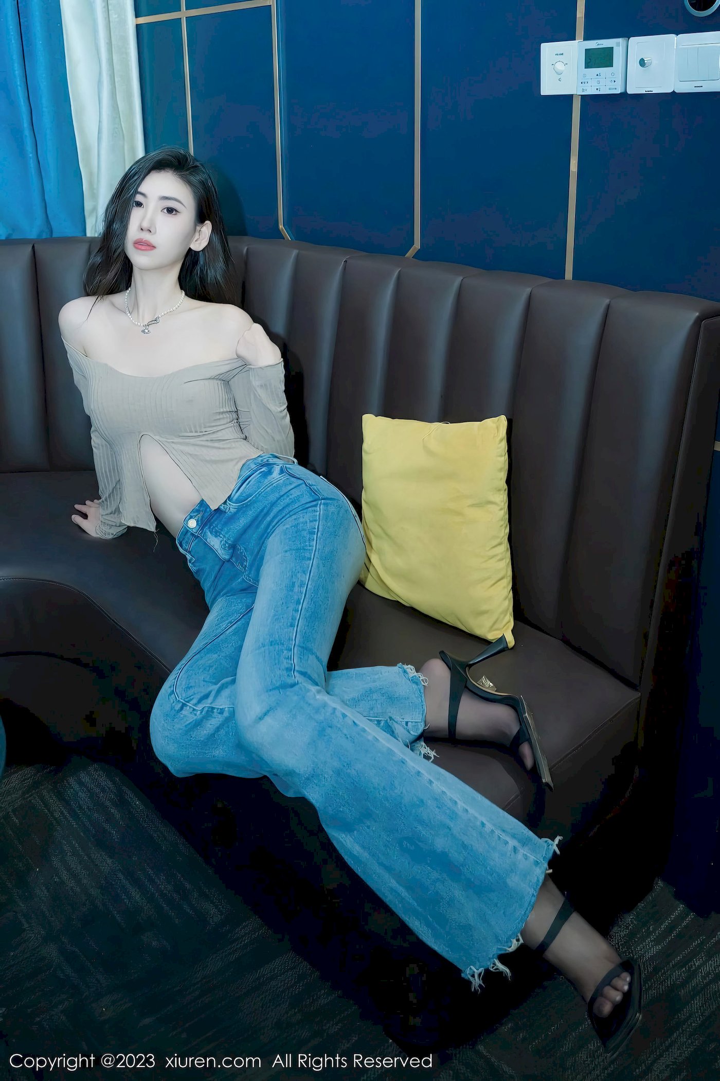 章芃芃 - 杏色上衣+简约牛仔裤性感写真