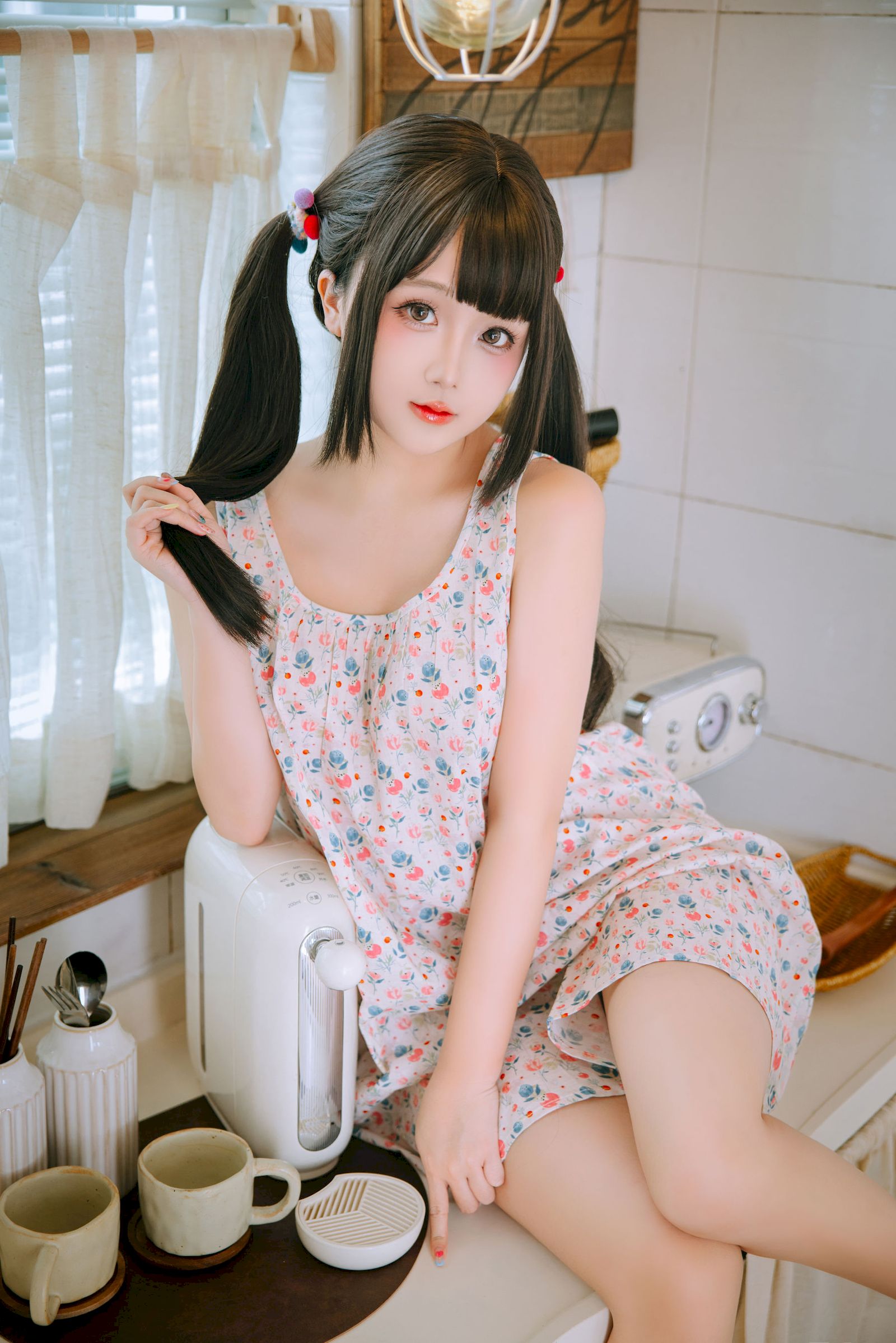 日奈娇双马尾碎花吊裙青春甜美裙装美图