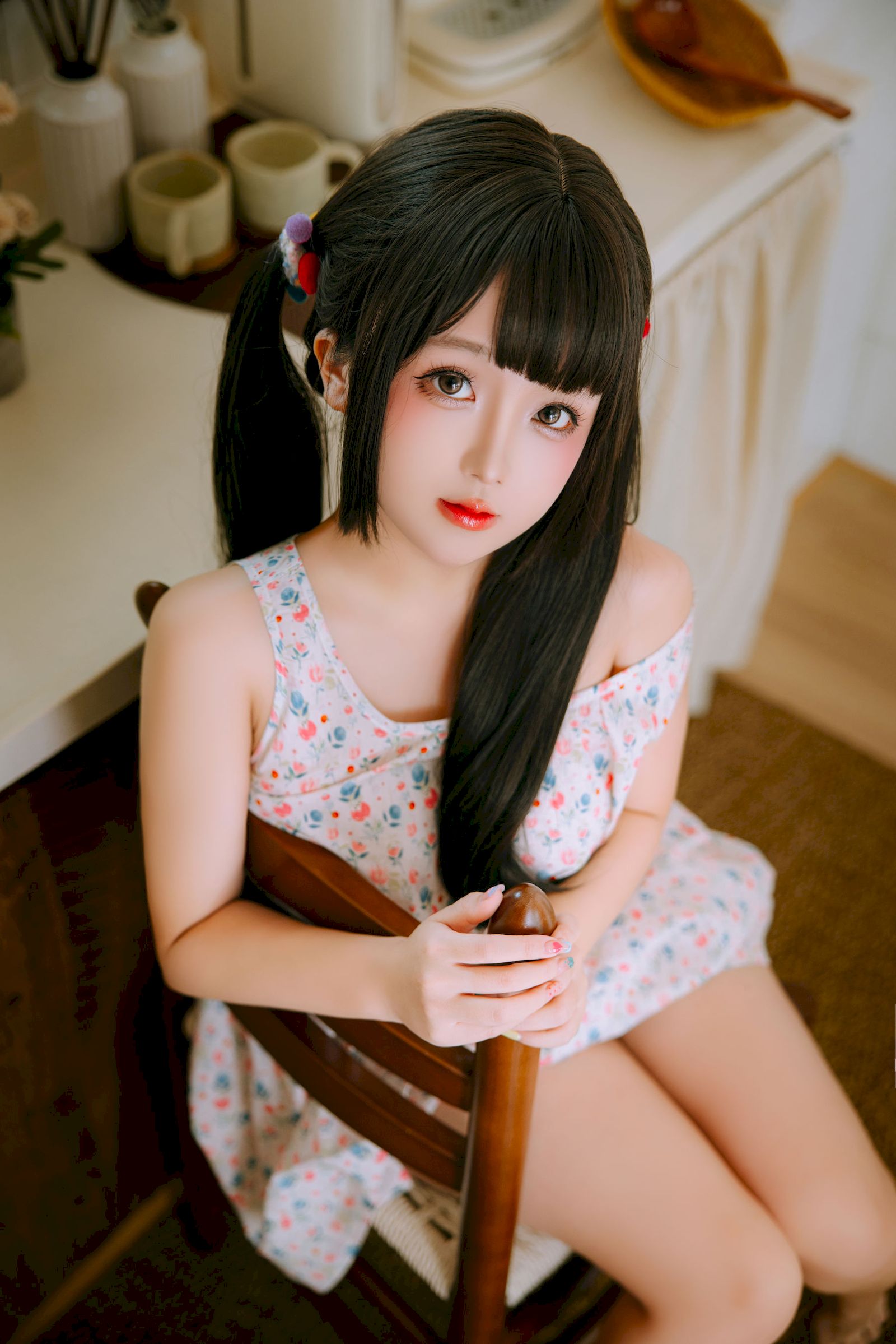 日奈娇双马尾碎花吊裙青春甜美裙装美图