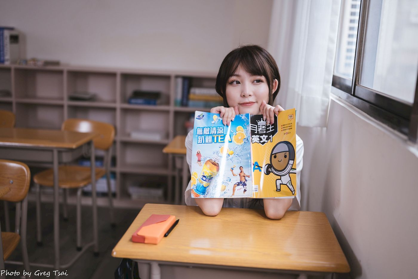 Ashley双马尾学生制服女友视角教室场景清纯写真