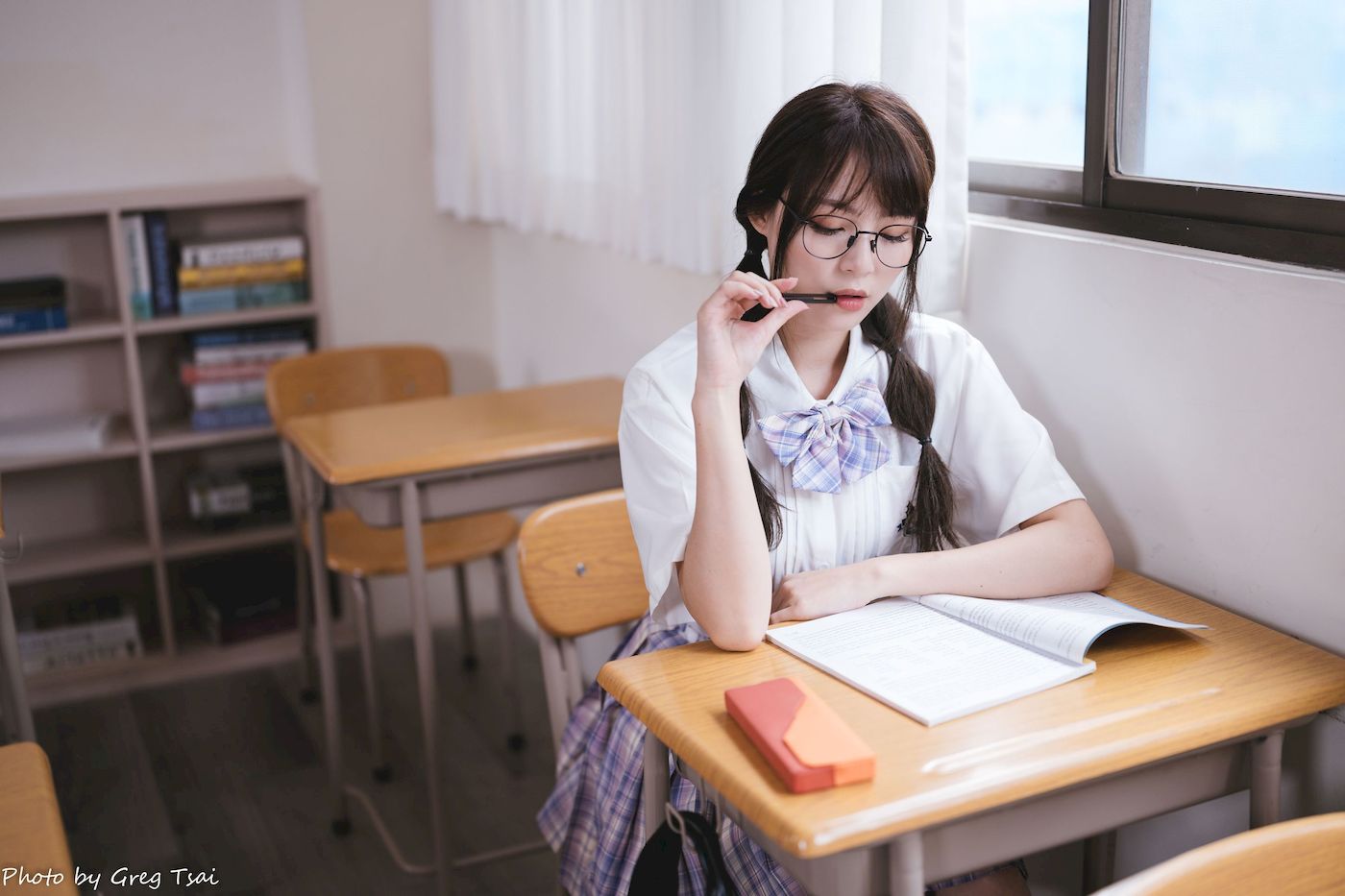 Ashley双马尾学生制服女友视角教室场景清纯写真