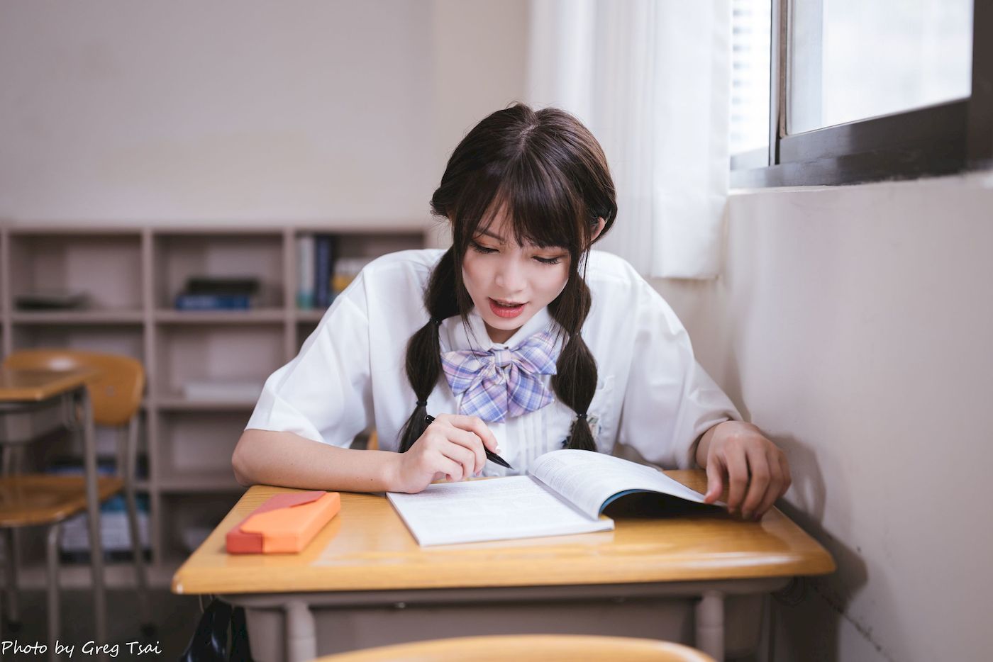 Ashley双马尾学生制服女友视角教室场景清纯写真