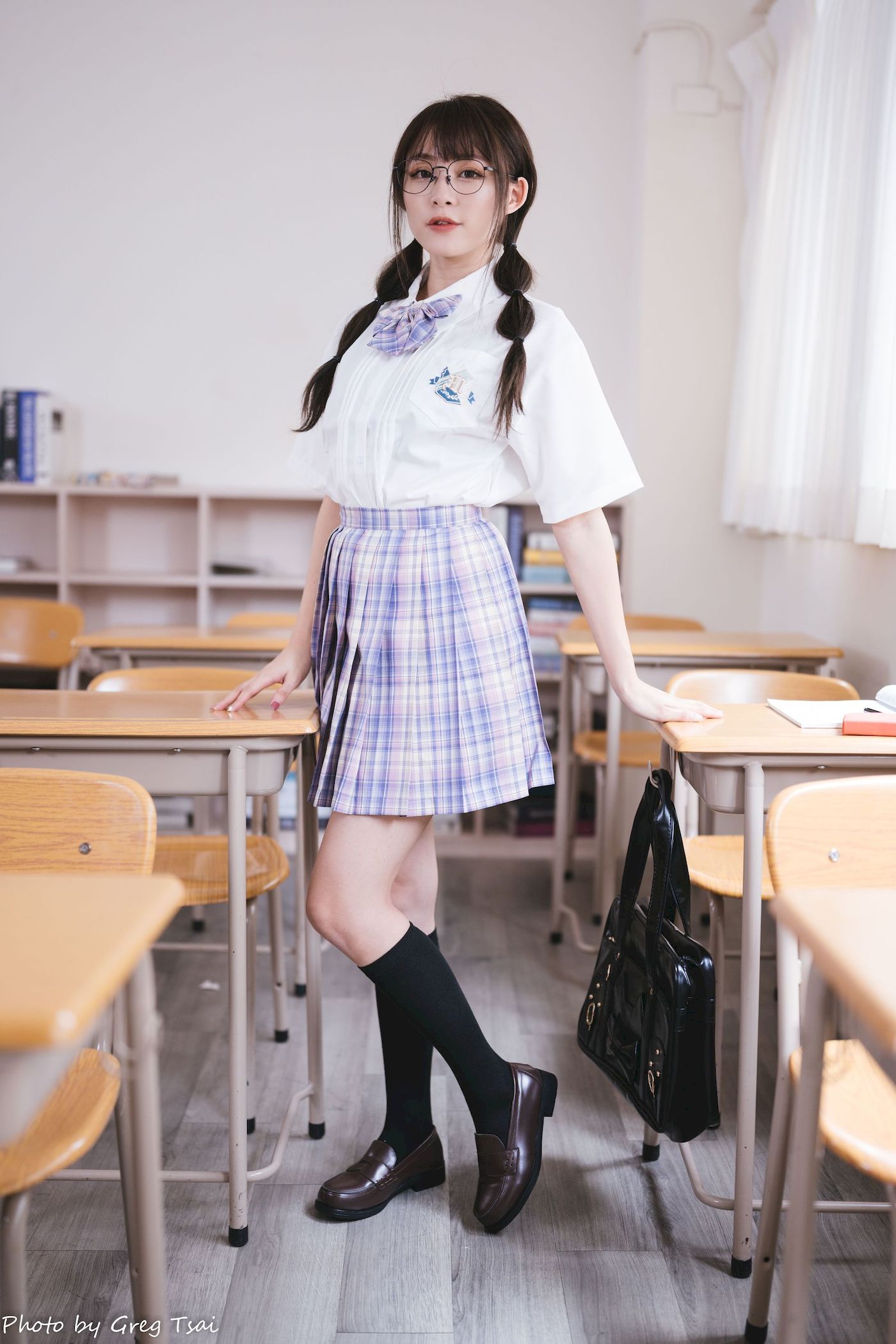 Ashley双马尾学生制服女友视角教室场景清纯写真