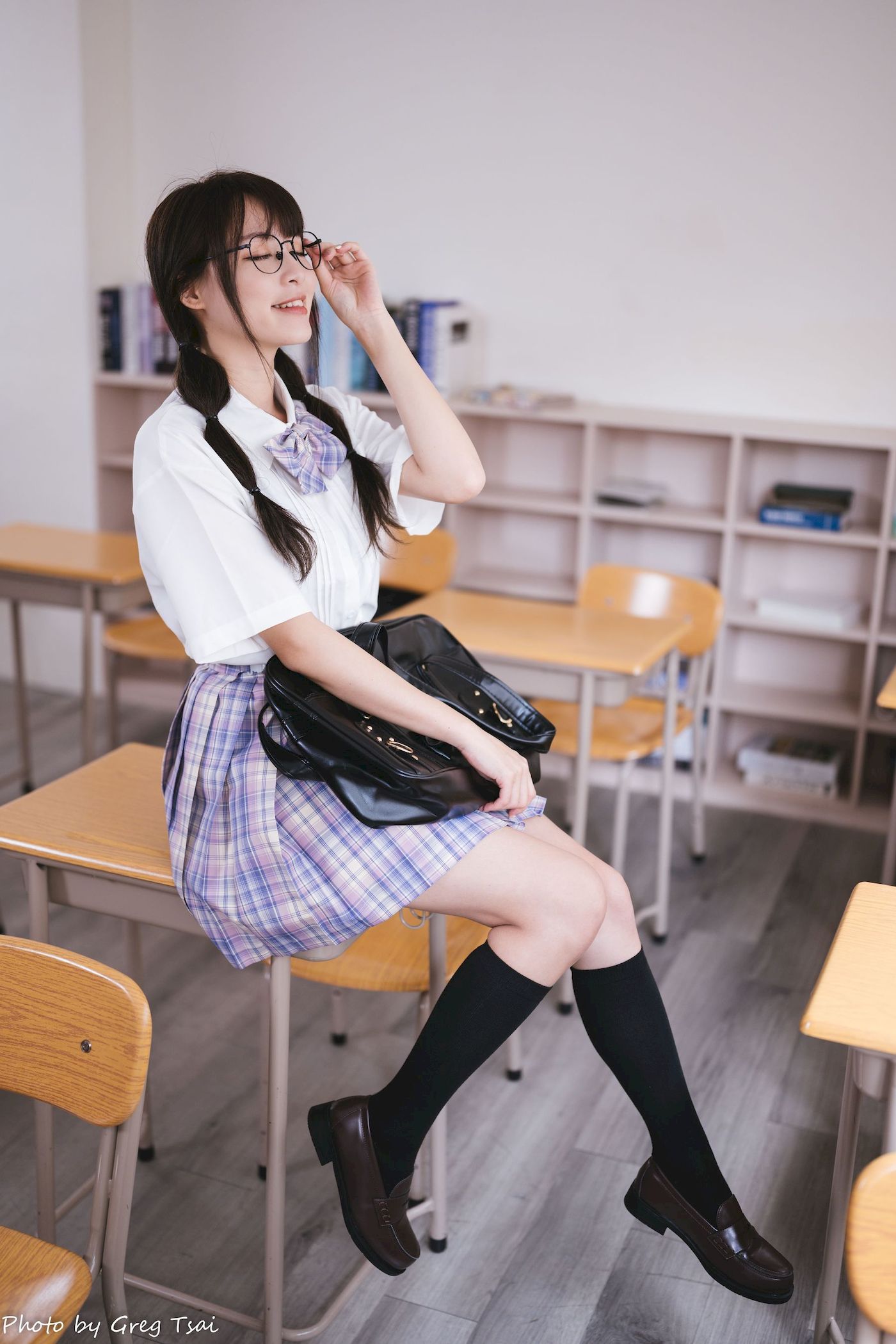 Ashley双马尾学生制服女友视角教室场景清纯写真