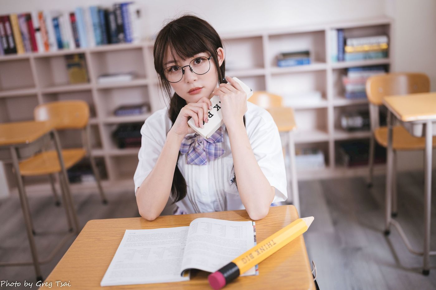 Ashley双马尾学生制服女友视角教室场景清纯写真