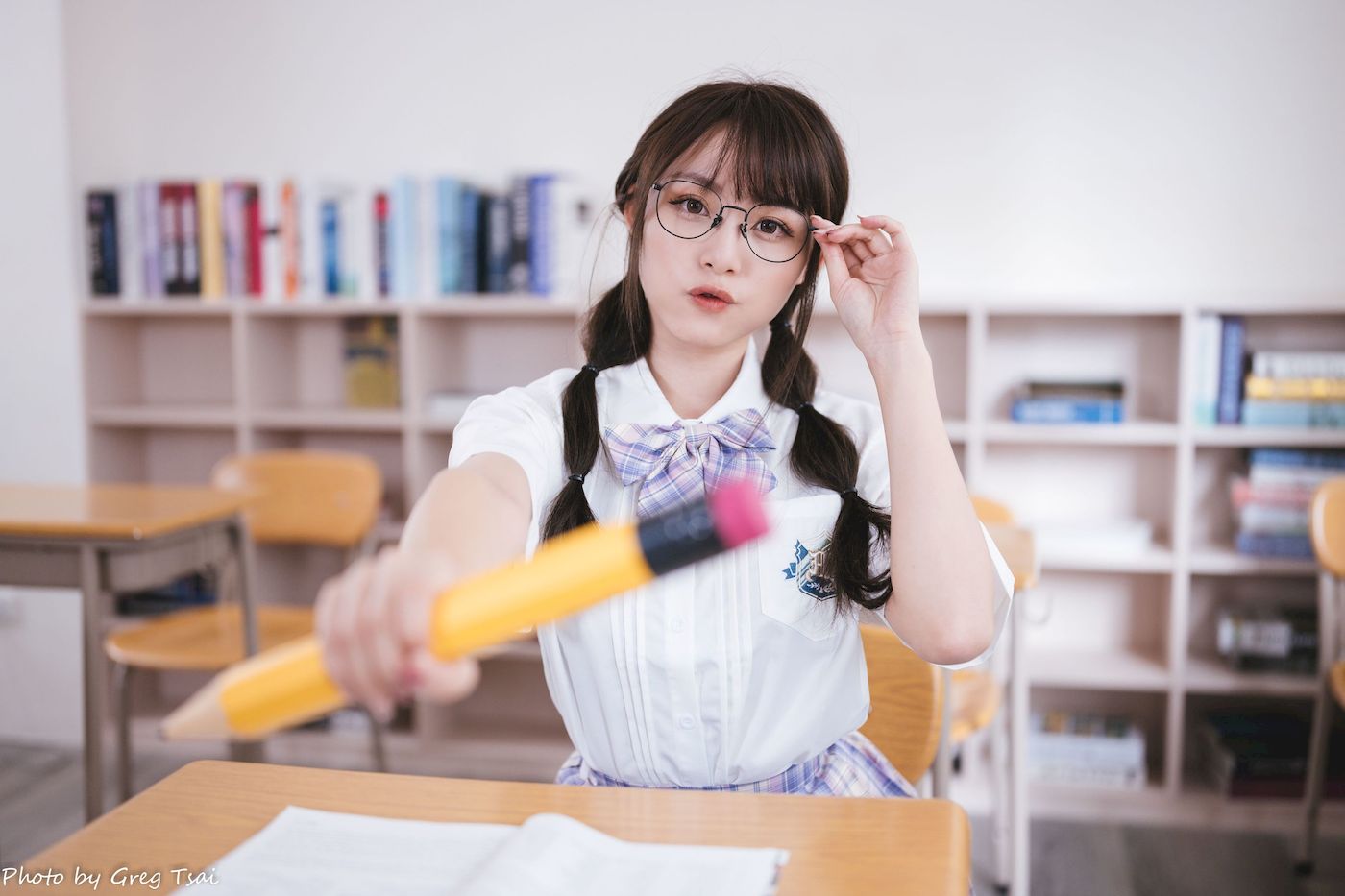 Ashley双马尾学生制服女友视角教室场景清纯写真