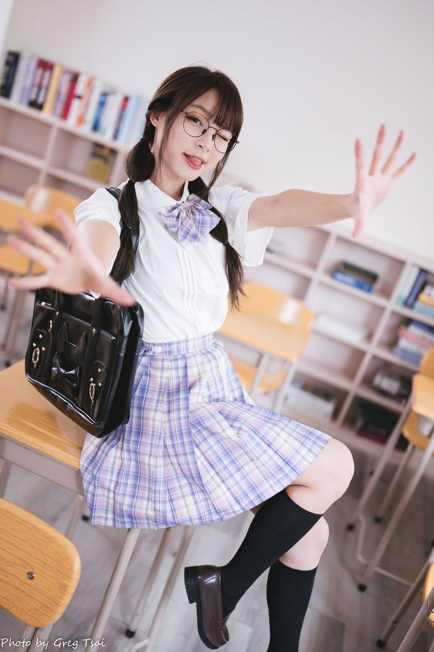 Ashley双马尾学生制服女友视角教室场景清纯写真