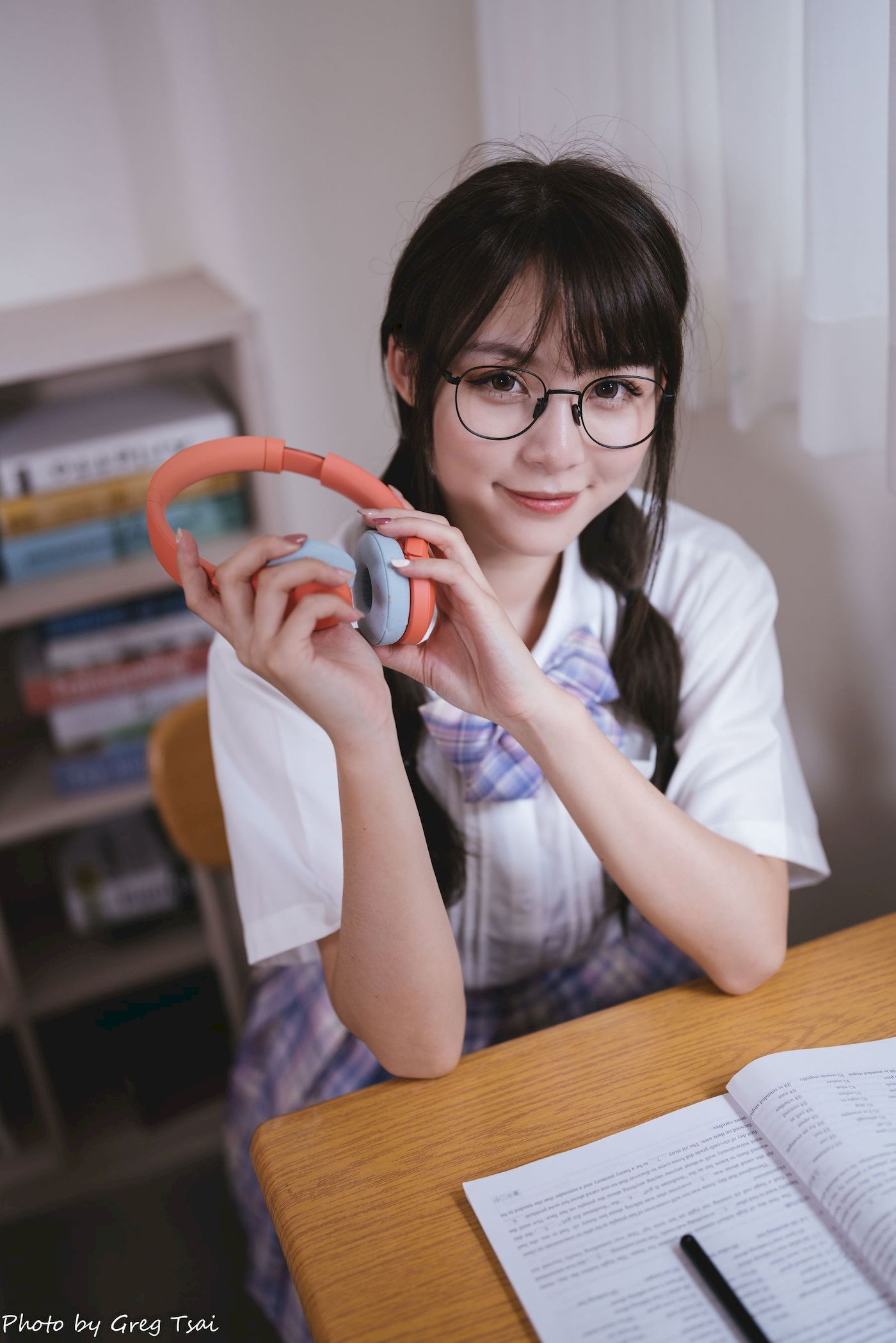 Ashley双马尾学生制服女友视角教室场景清纯写真