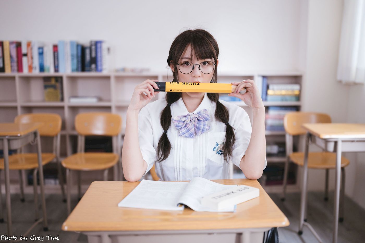 Ashley双马尾学生制服女友视角教室场景清纯写真