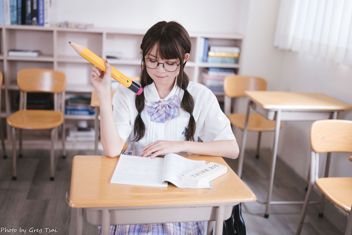 Ashley双马尾学生制服女友视角教室场景清纯写真