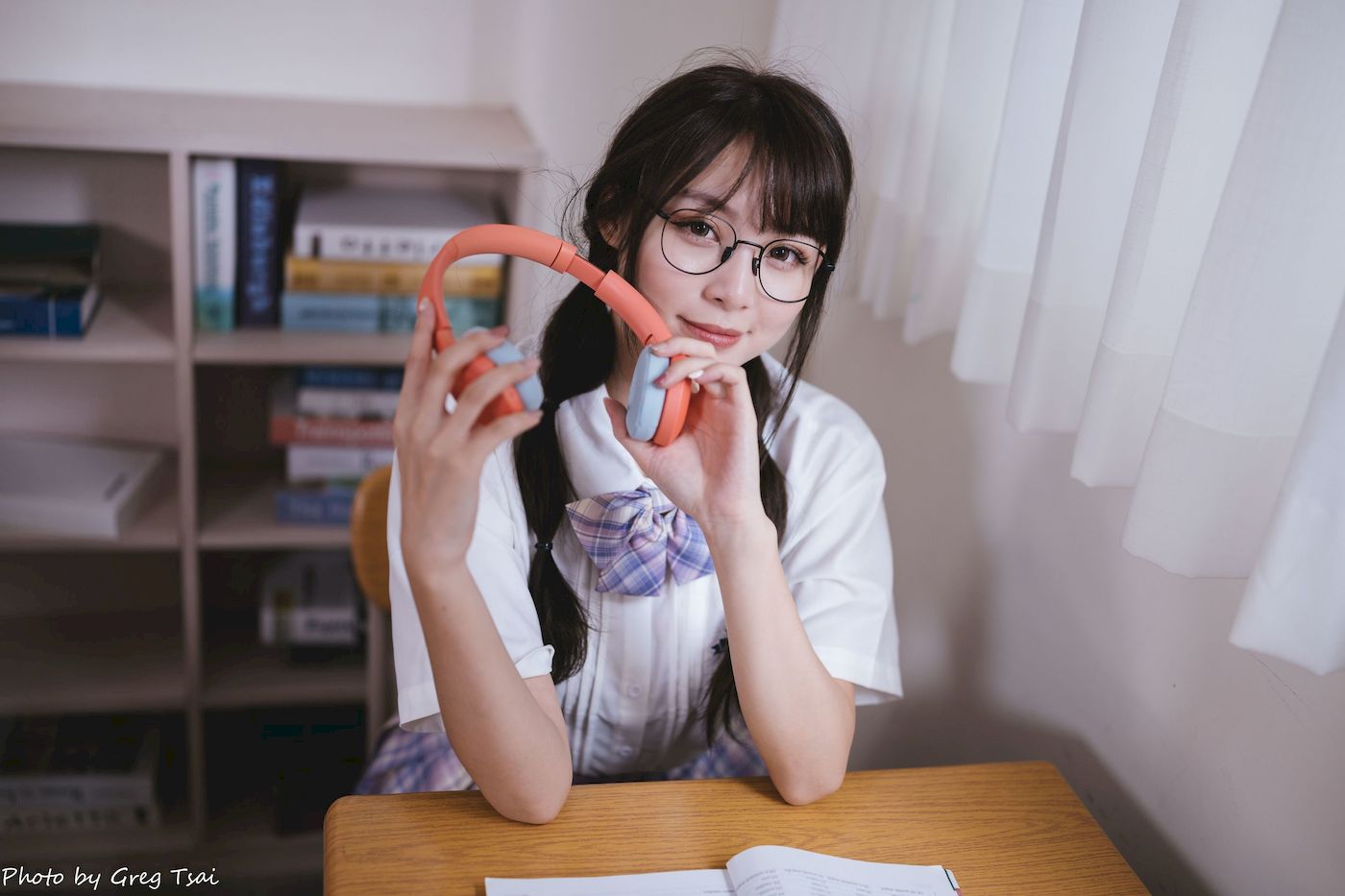 Ashley双马尾学生制服女友视角教室场景清纯写真