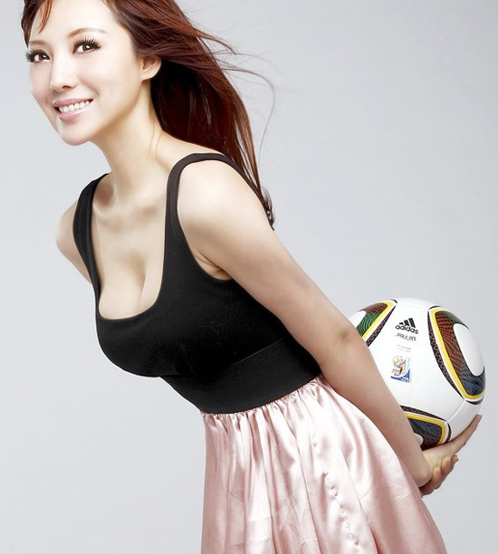 足球宝贝半裸出镜秀身材-御萝部落