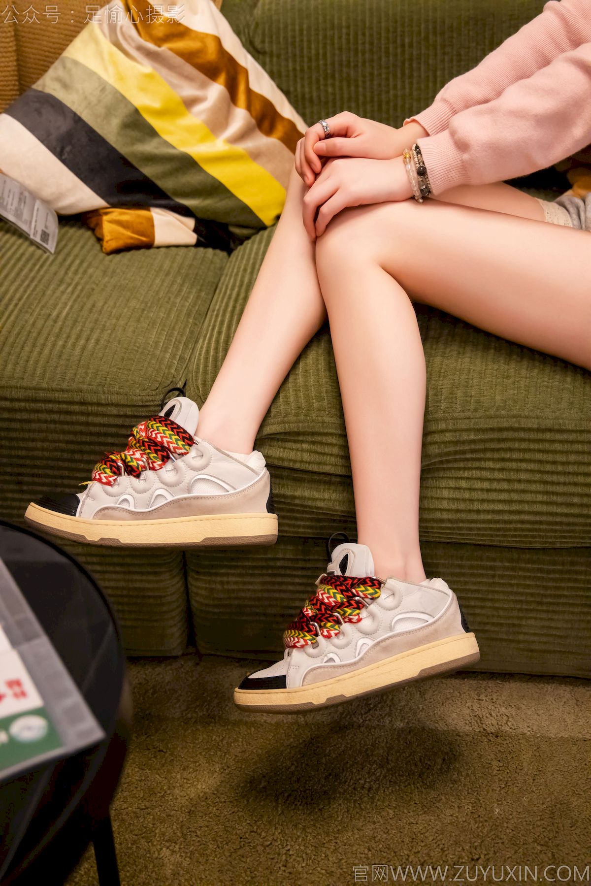 心凌粉色针织上衣灰色短裤写真