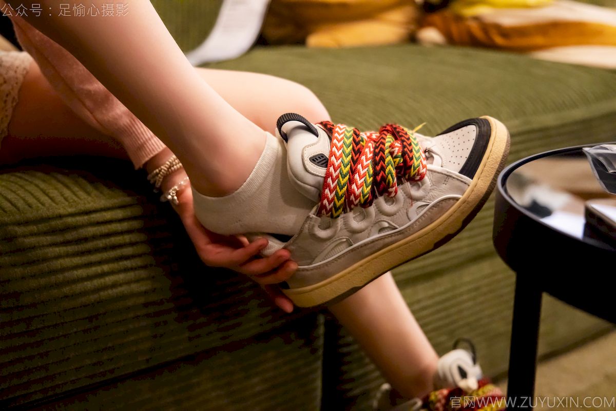 心凌粉色针织上衣灰色短裤写真