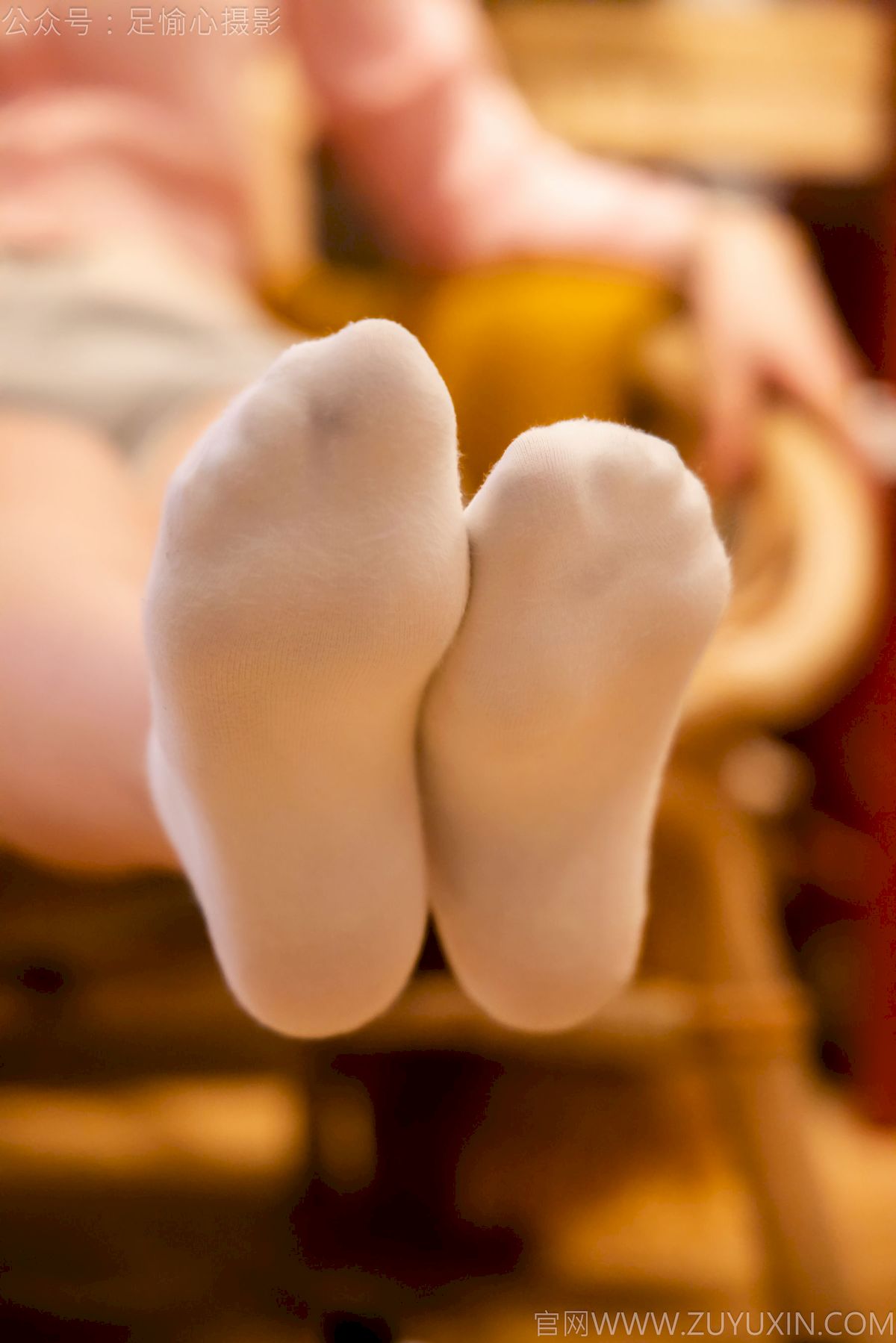 心凌粉色针织上衣灰色短裤写真