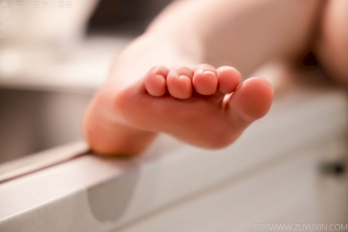 心凌粉色针织上衣灰色短裤写真