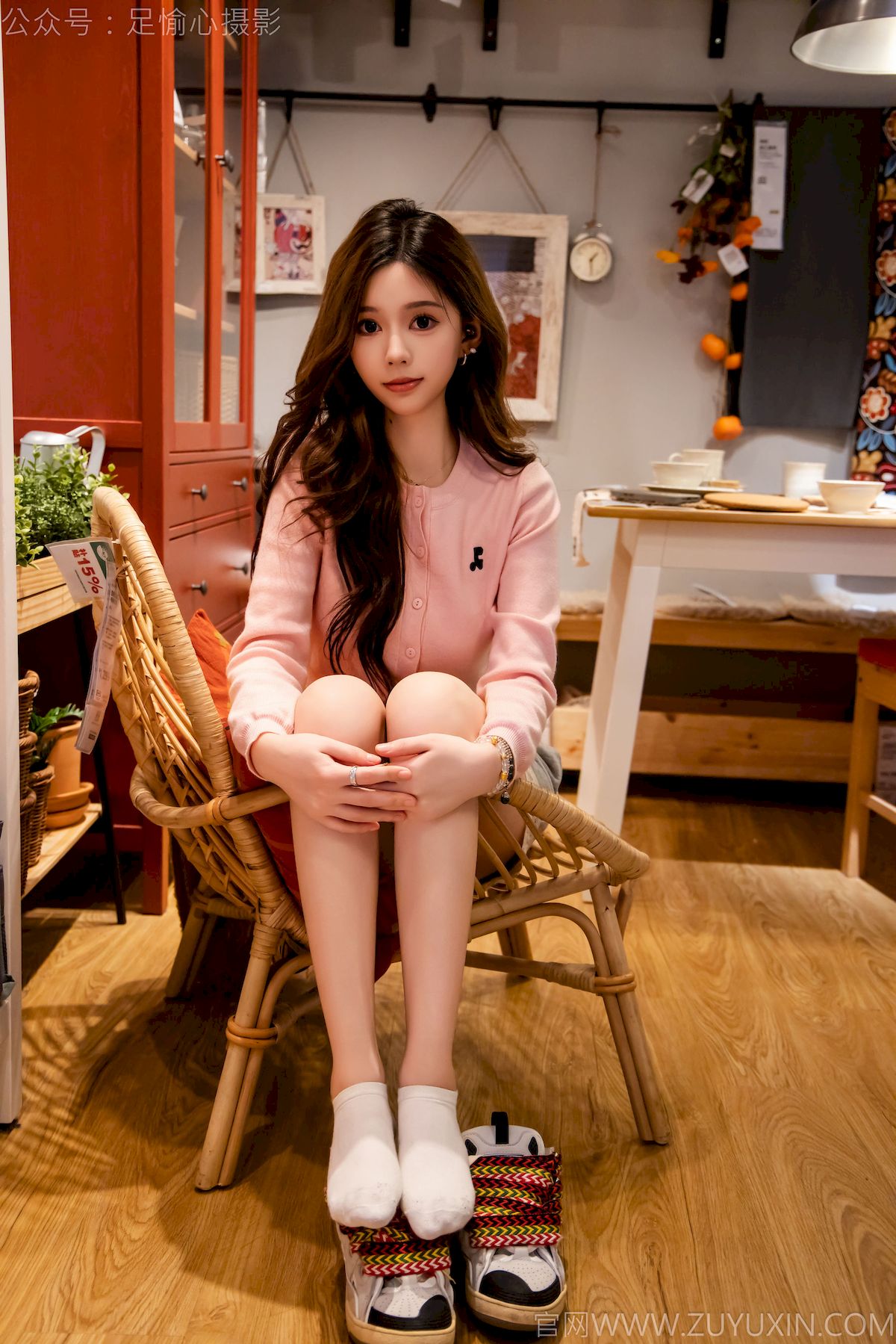 心凌粉色针织上衣灰色短裤写真