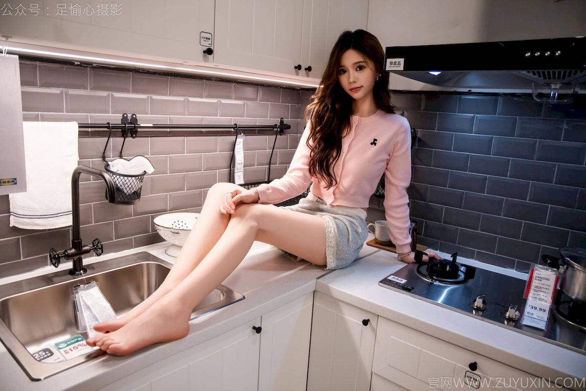 心凌粉色针织上衣灰色短裤写真