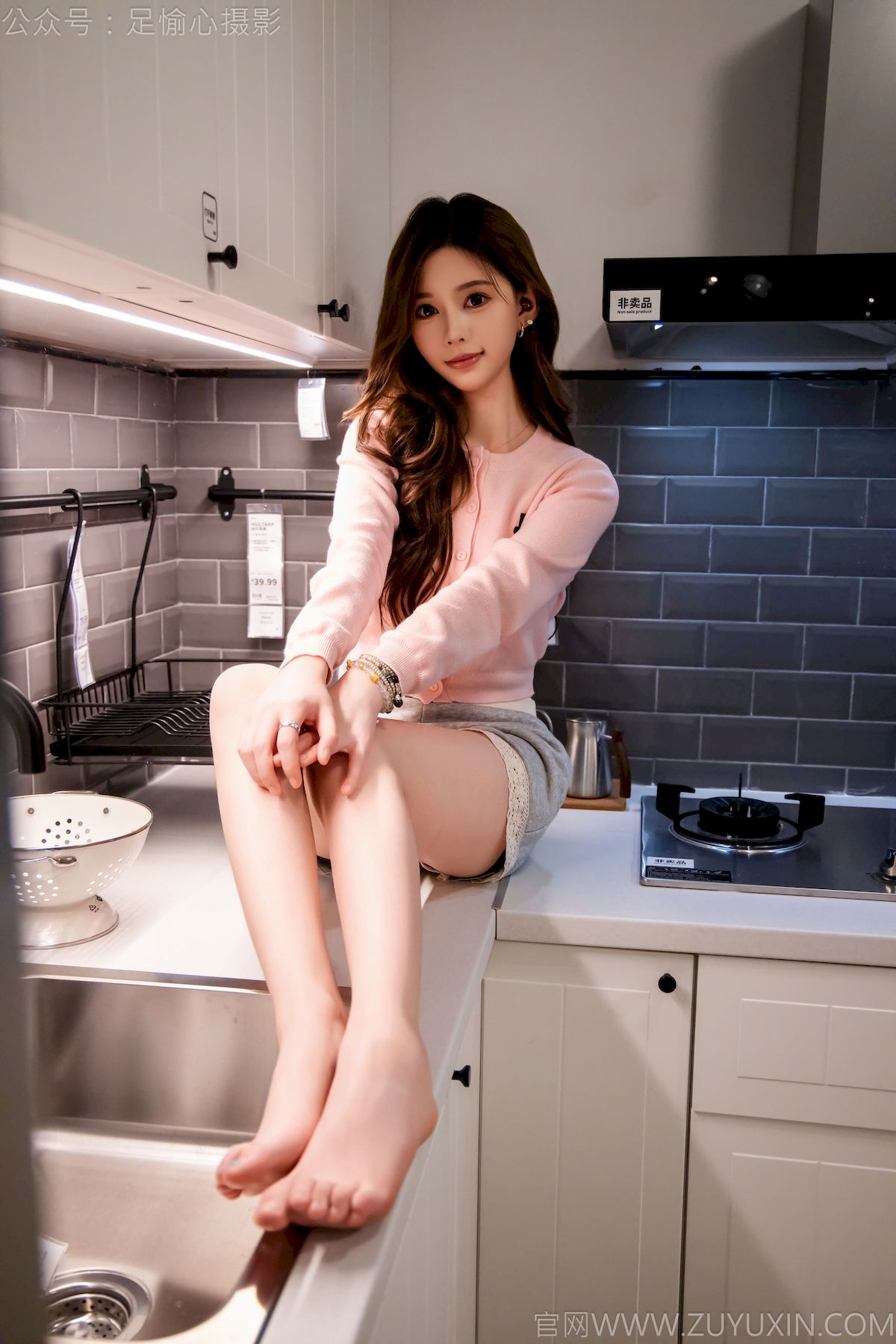 心凌粉色针织上衣灰色短裤写真