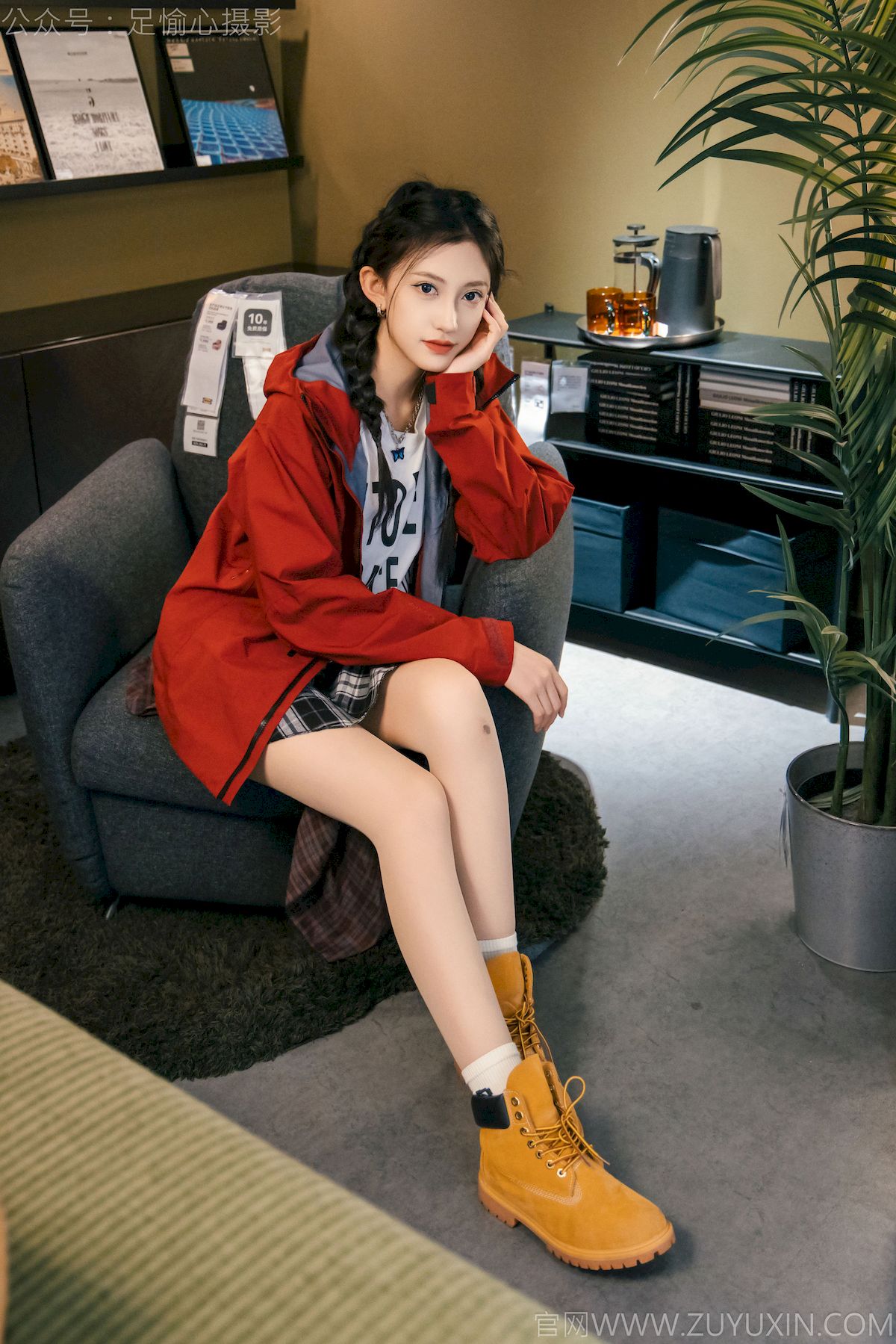 可乐红色冲锋衣黑白格纹裙写真