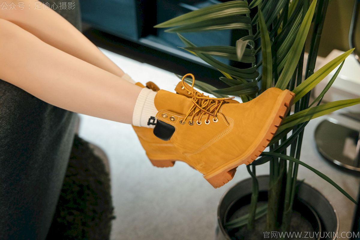 可乐红色冲锋衣黑白格纹裙写真