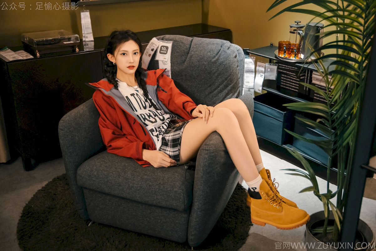 可乐红色冲锋衣黑白格纹裙写真