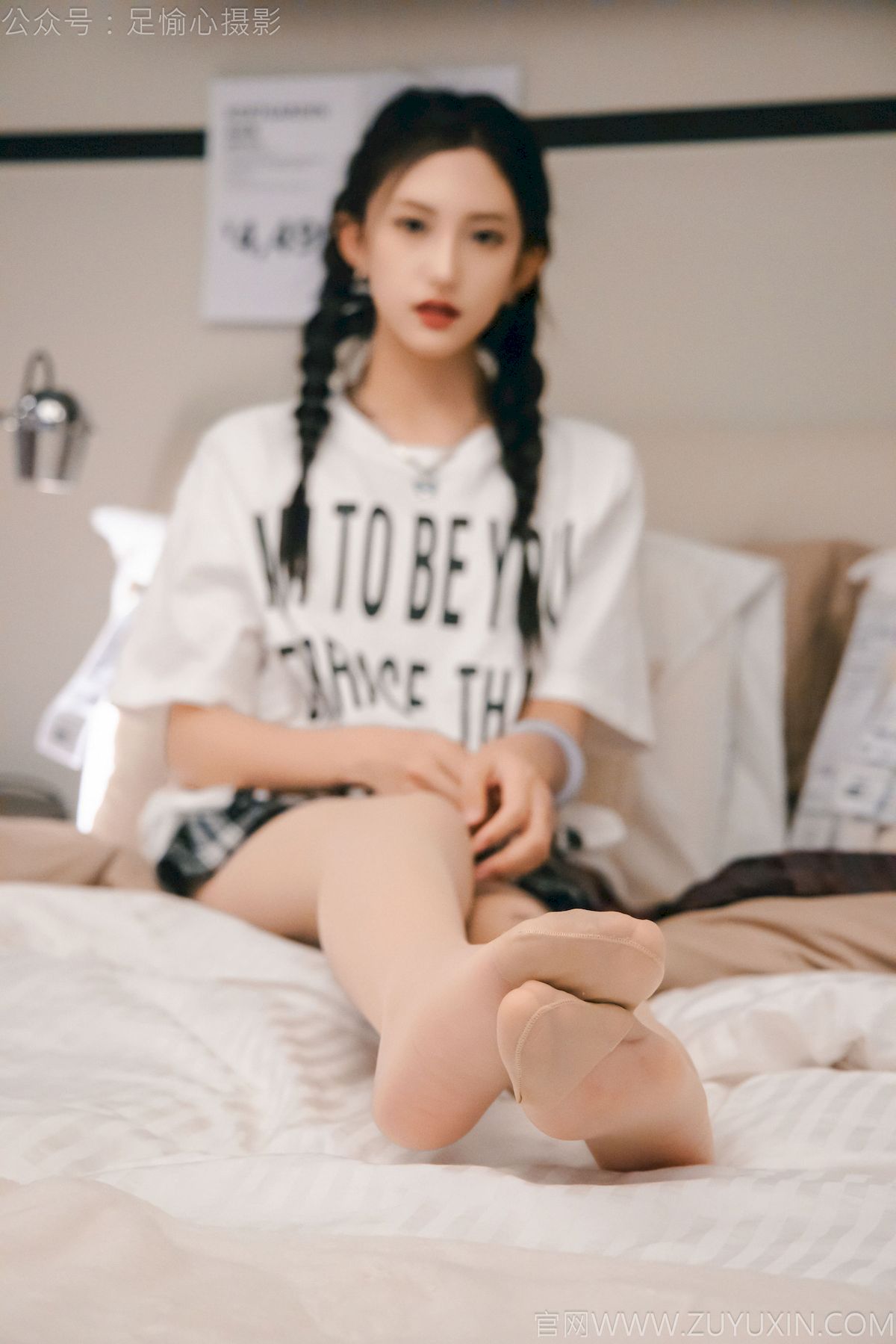 可乐红色冲锋衣黑白格纹裙写真