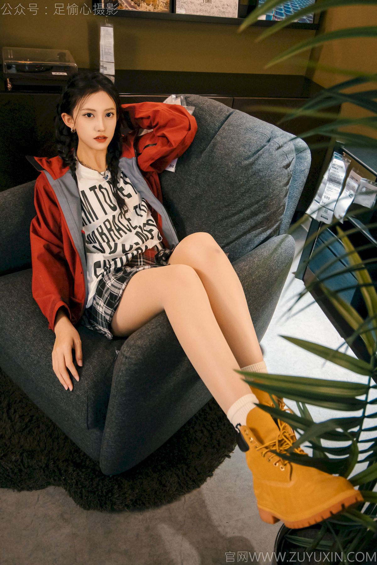 可乐红色冲锋衣黑白格纹裙写真