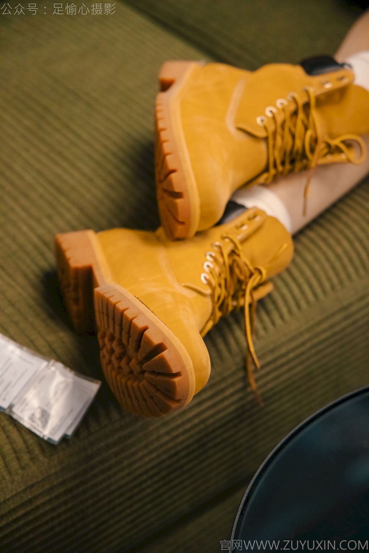 可乐红色冲锋衣黑白格纹裙写真