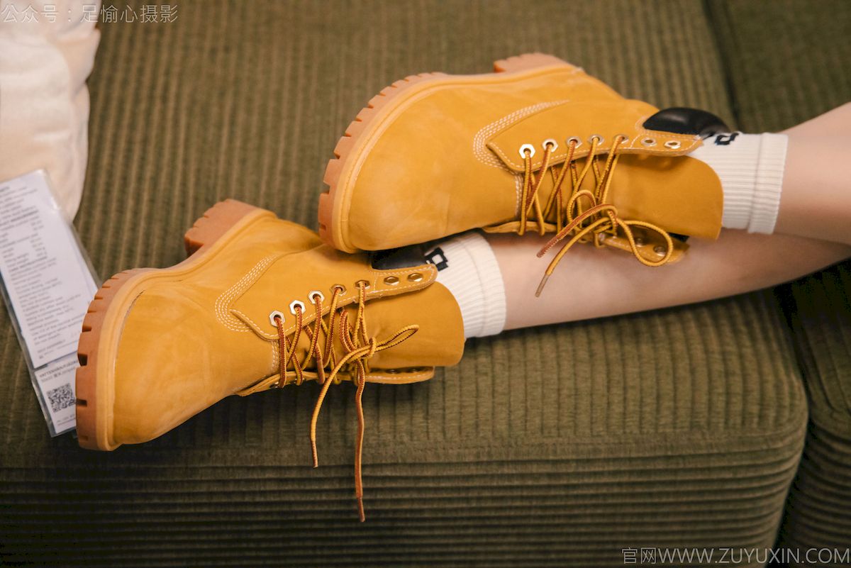 可乐红色冲锋衣黑白格纹裙写真