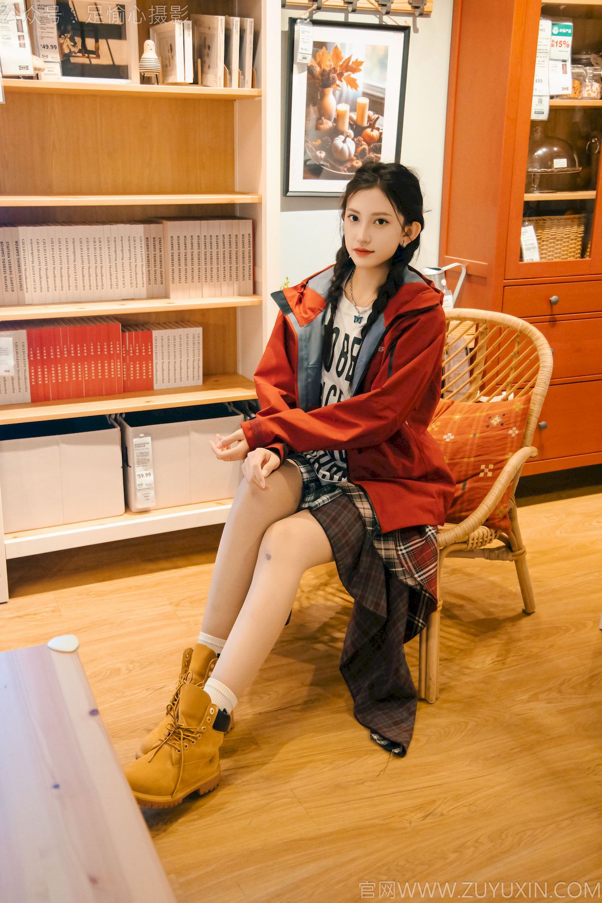 可乐红色冲锋衣黑白格纹裙写真