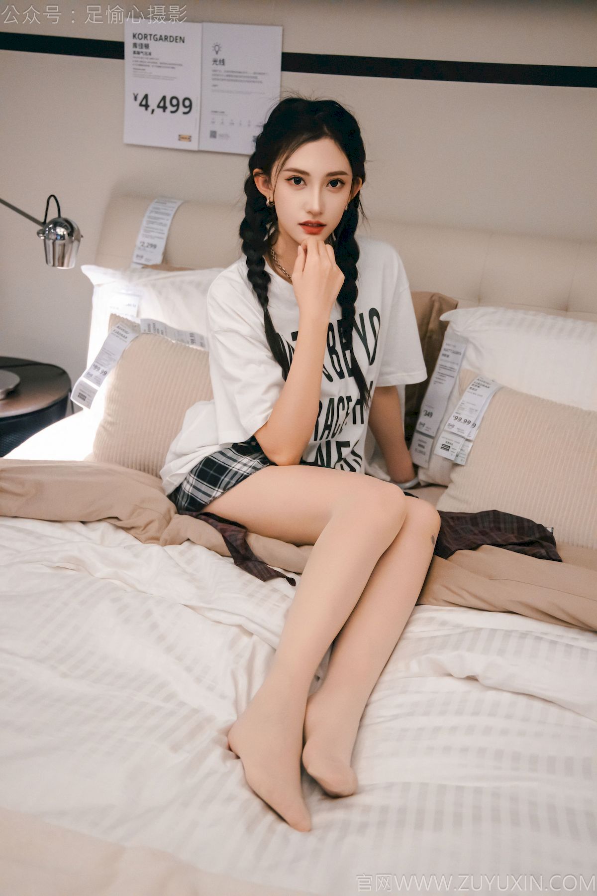 可乐红色冲锋衣黑白格纹裙写真