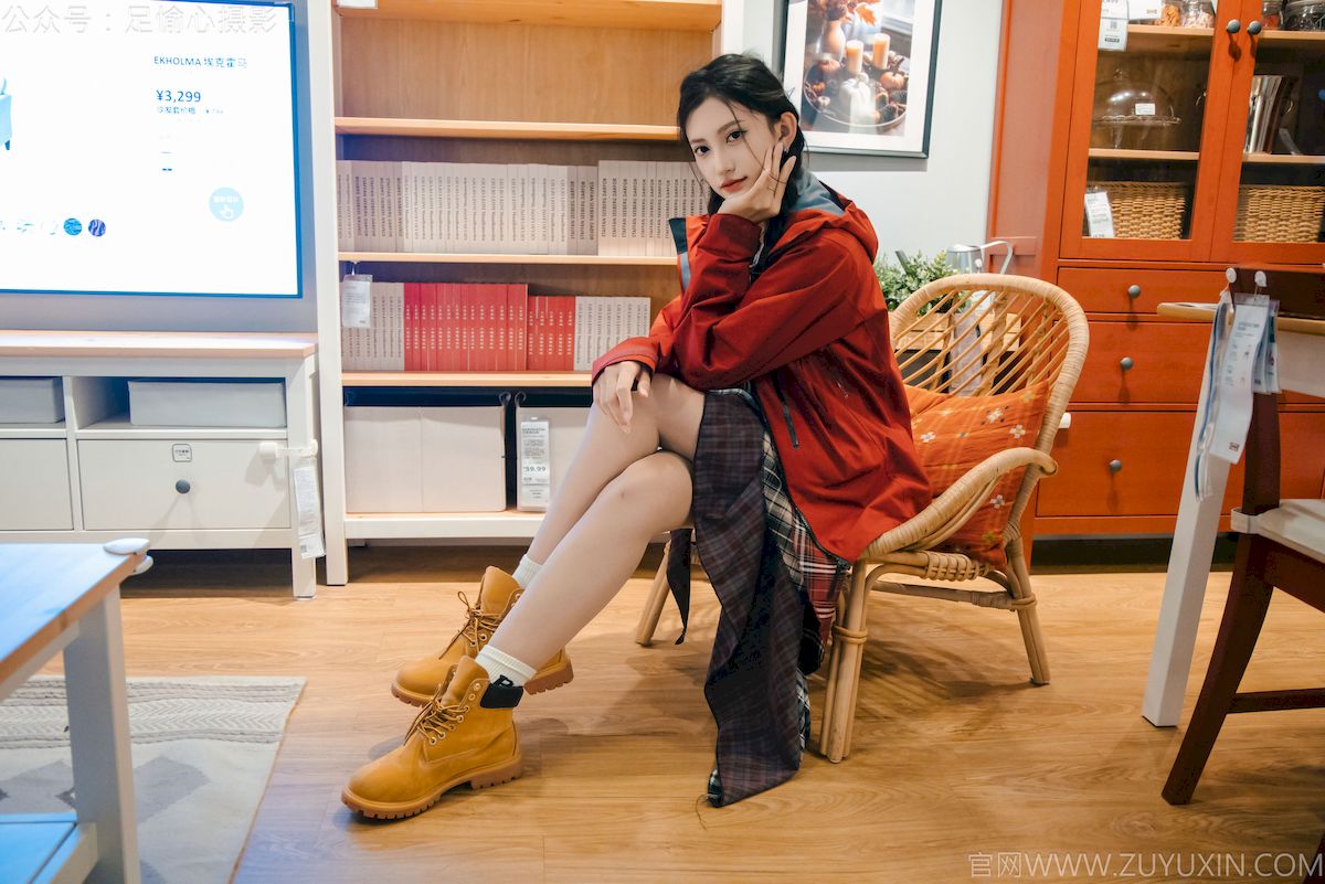 可乐红色冲锋衣黑白格纹裙写真