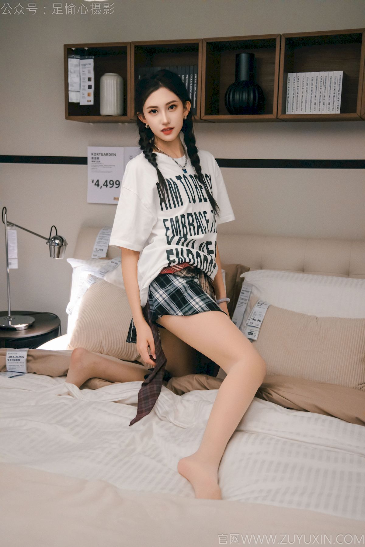 可乐红色冲锋衣黑白格纹裙写真