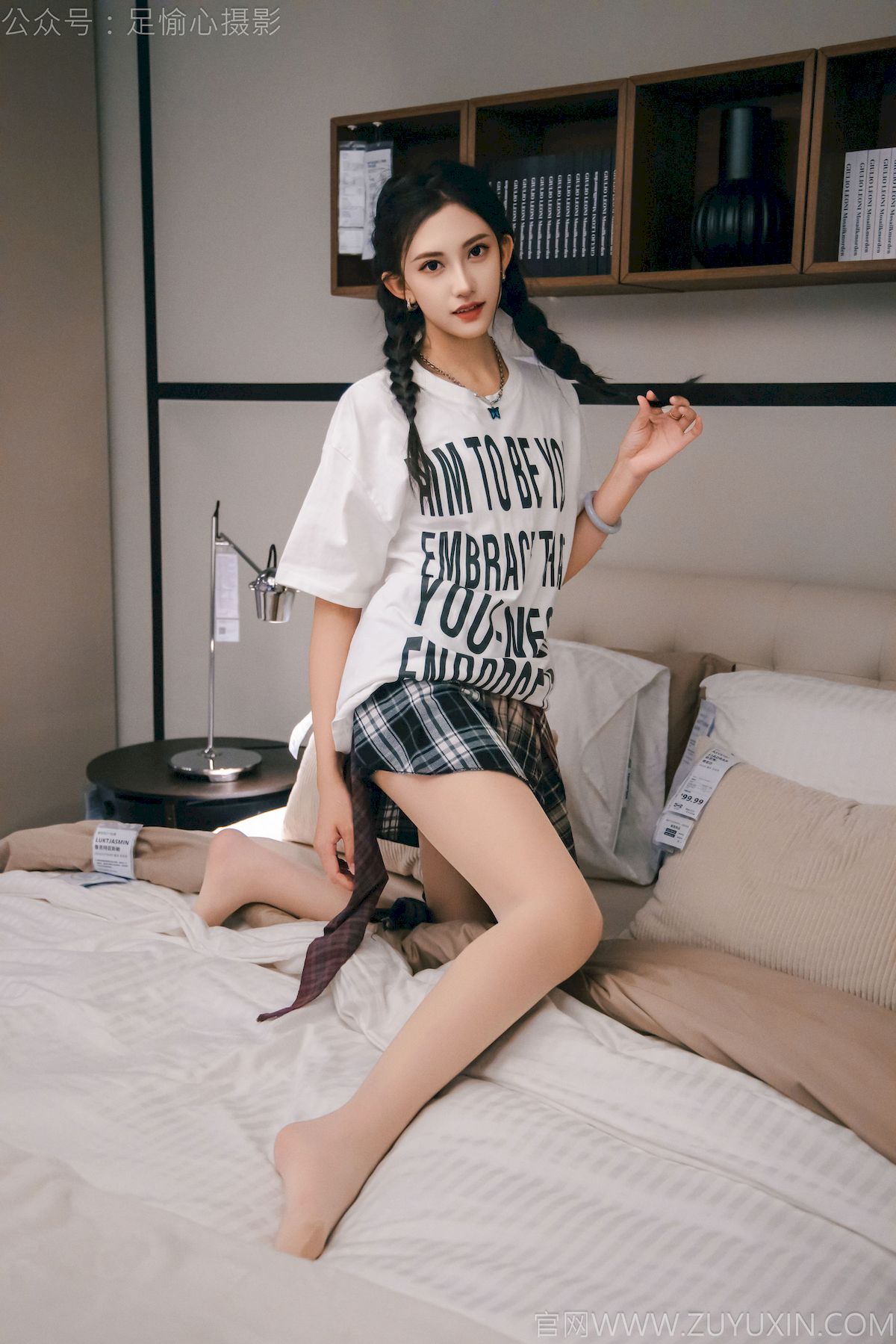 可乐红色冲锋衣黑白格纹裙写真