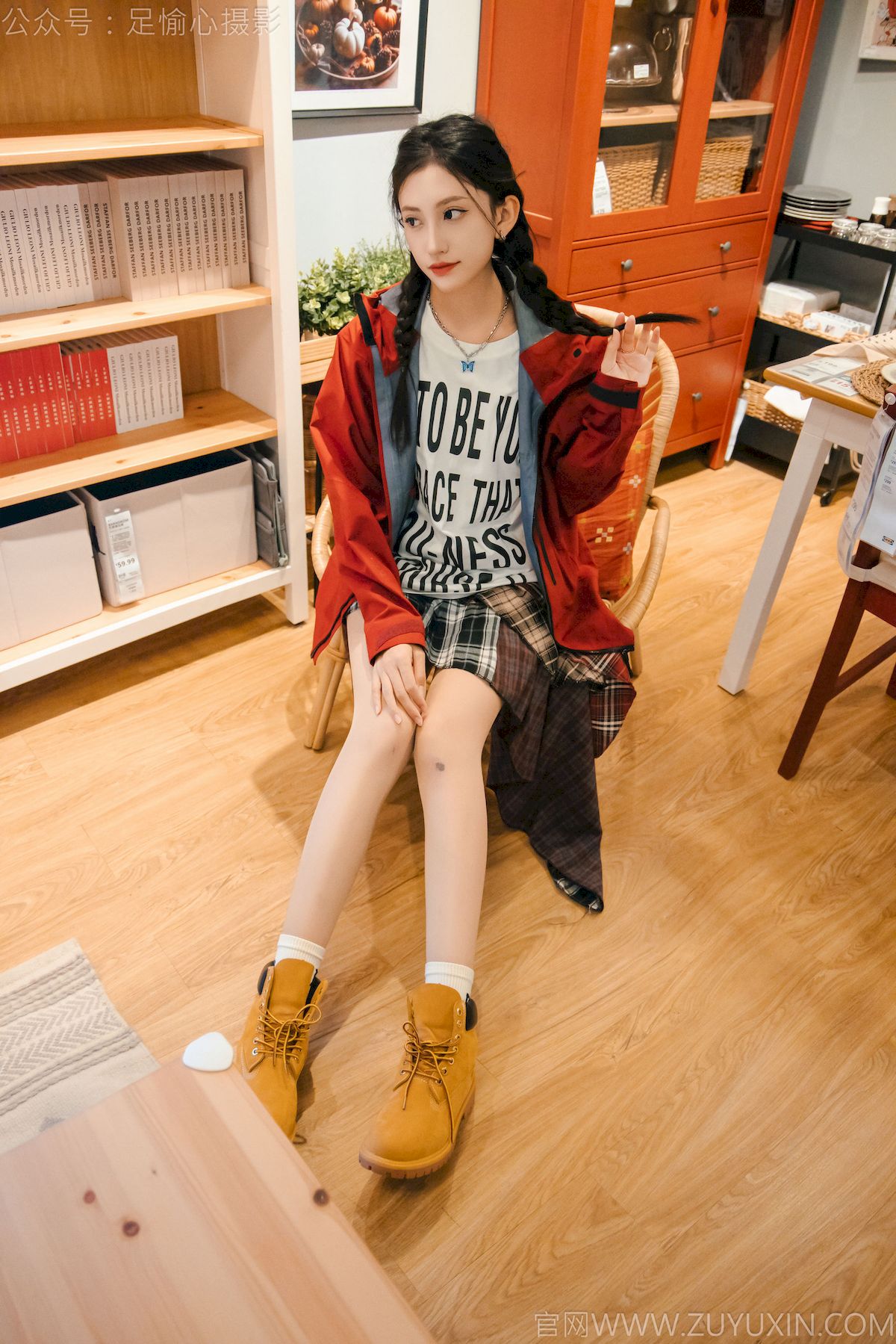 可乐红色冲锋衣黑白格纹裙写真