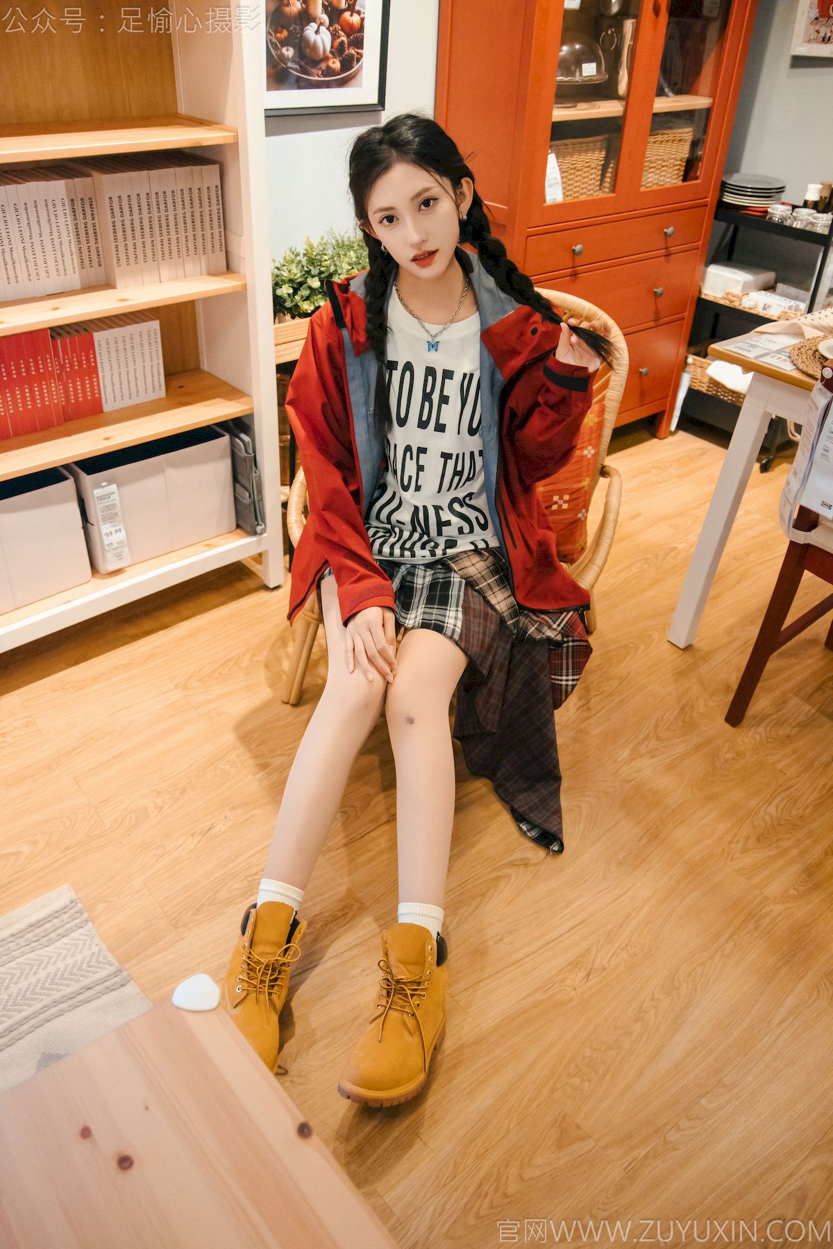 可乐红色冲锋衣黑白格纹裙写真