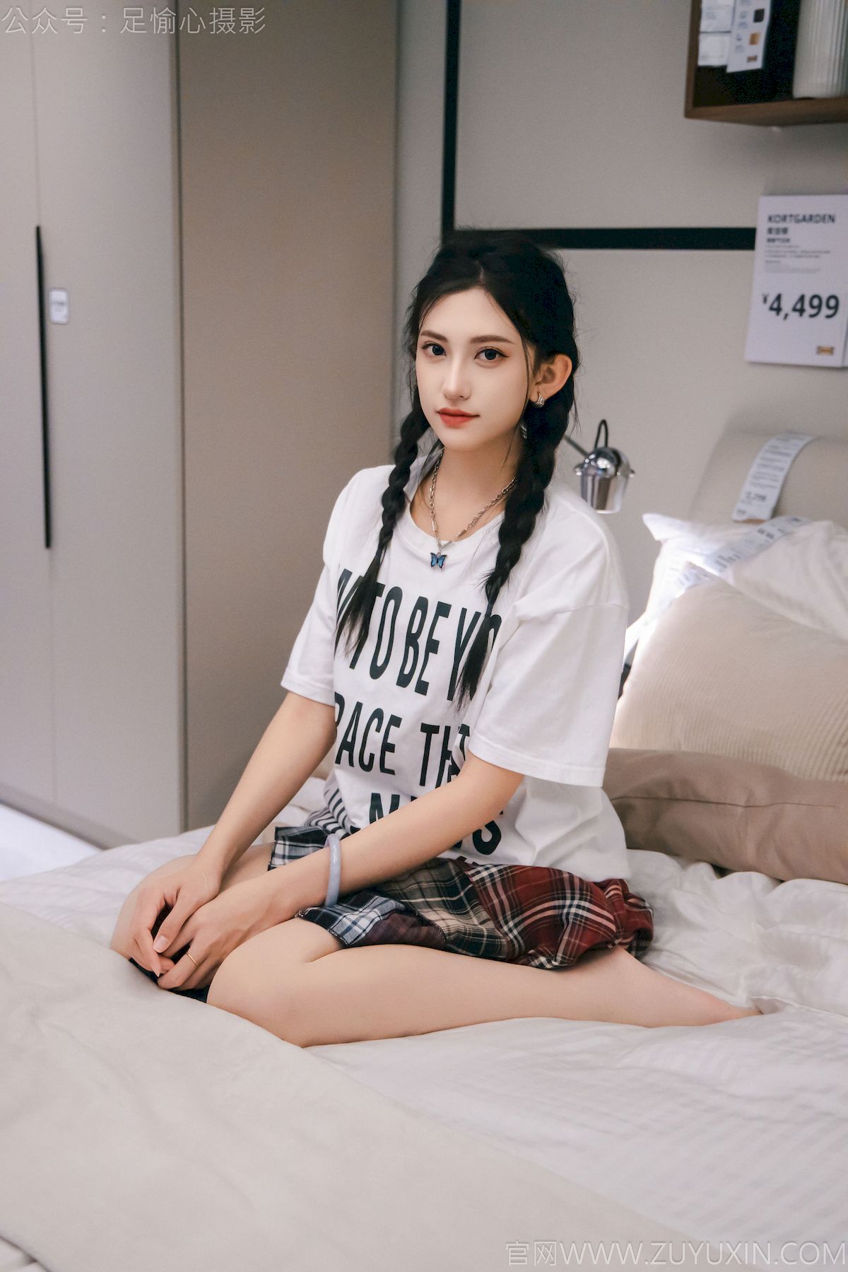 可乐红色冲锋衣黑白格纹裙写真