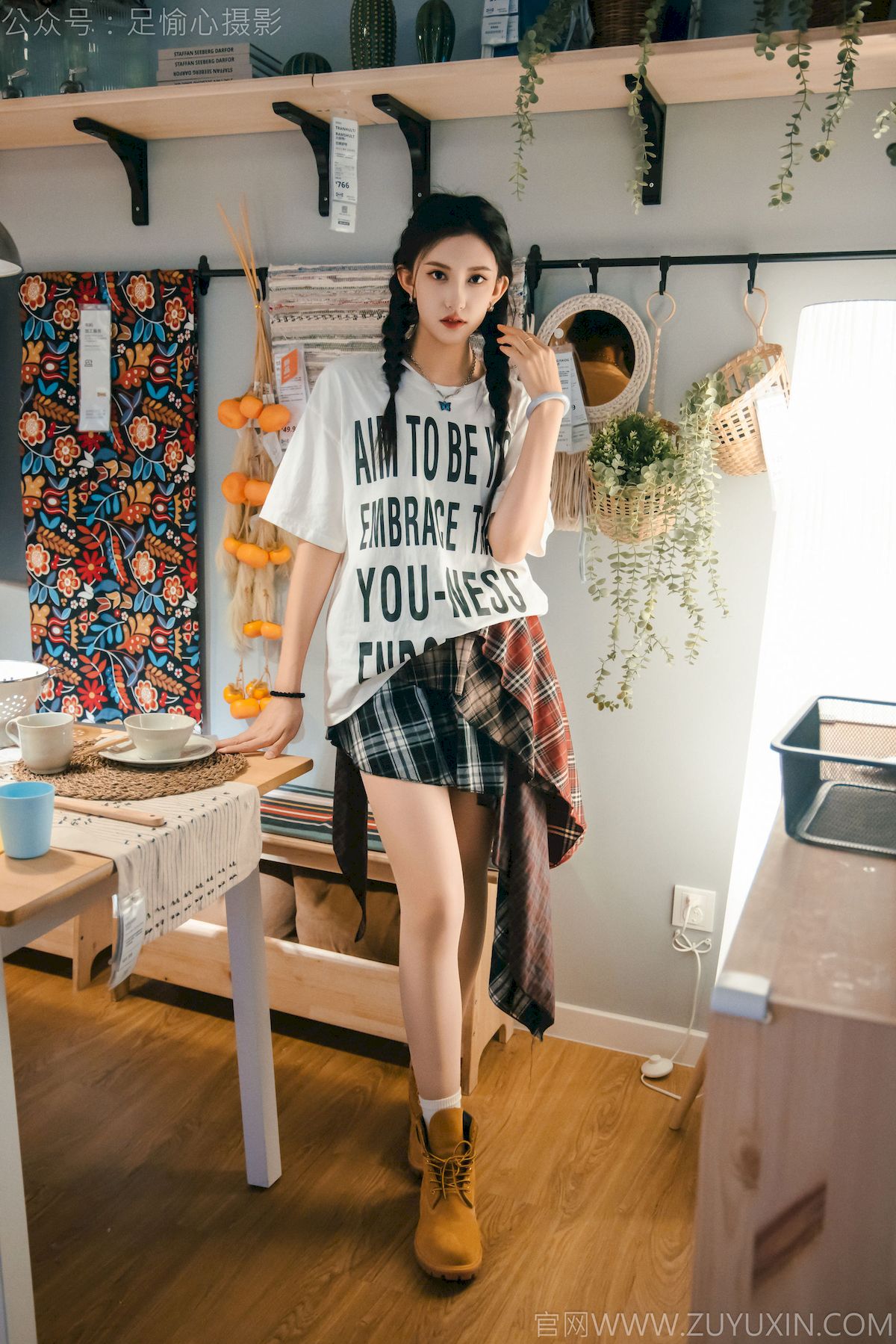 可乐红色冲锋衣黑白格纹裙写真