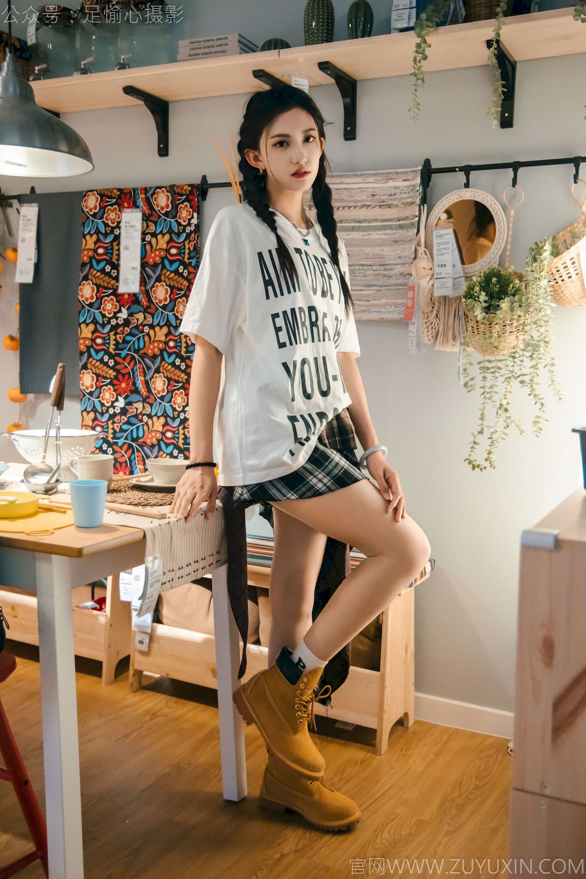 可乐红色冲锋衣黑白格纹裙写真