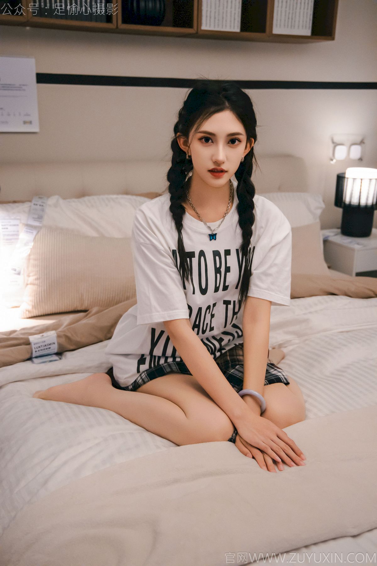 可乐红色冲锋衣黑白格纹裙写真