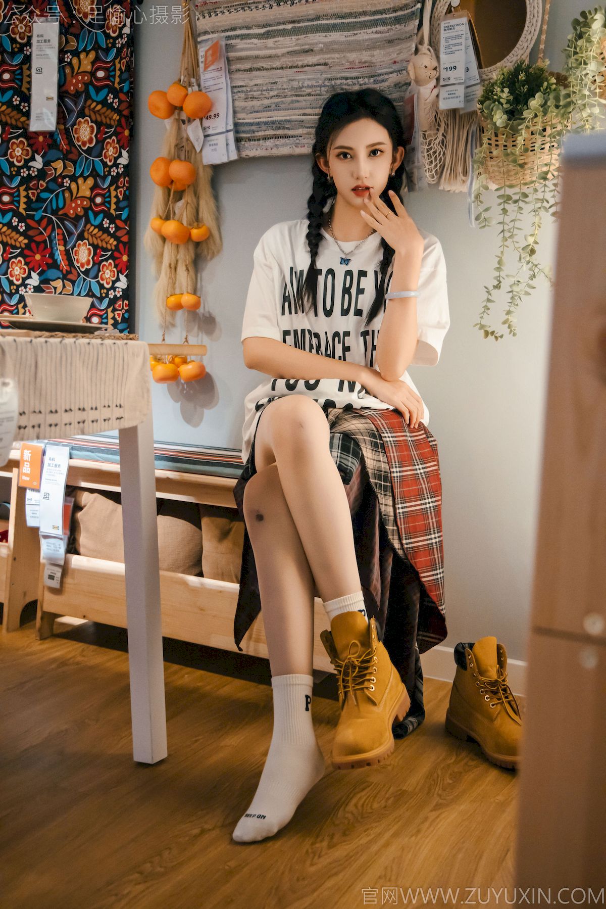 可乐红色冲锋衣黑白格纹裙写真