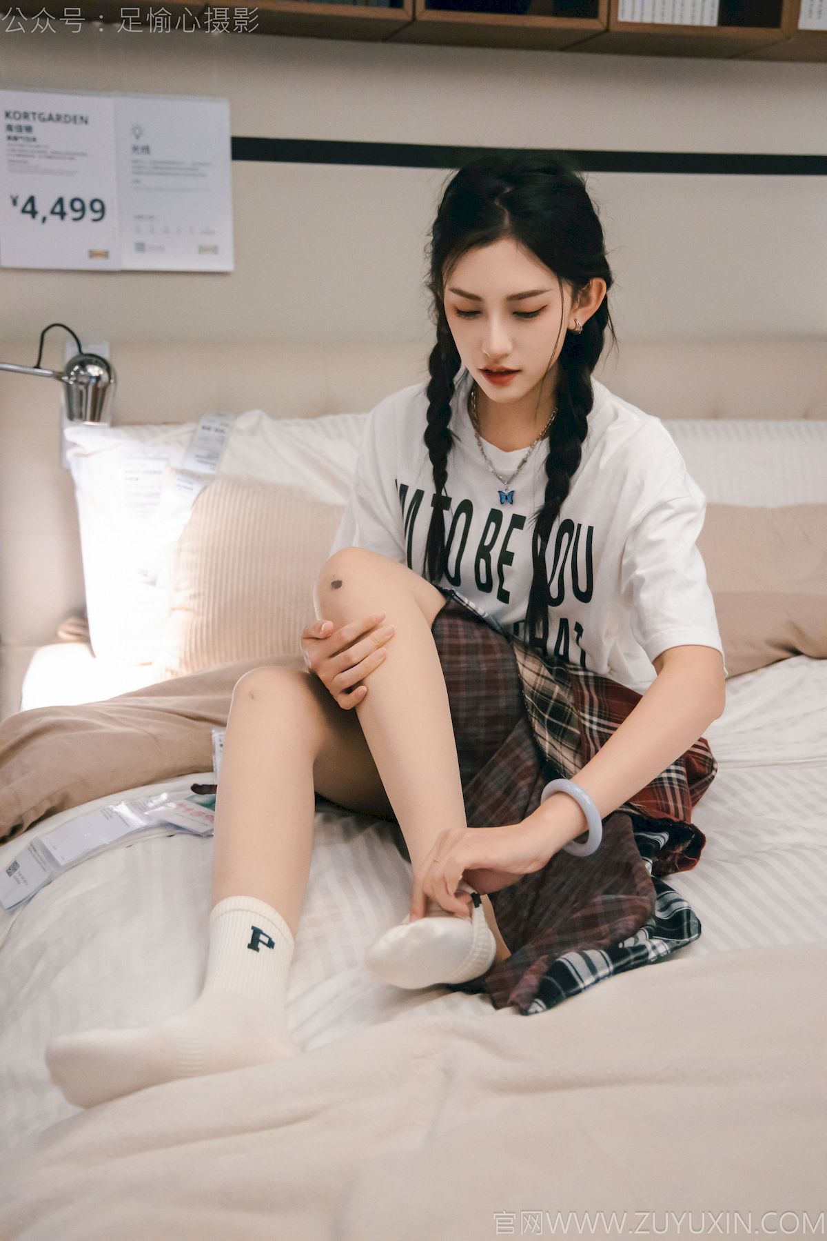 可乐红色冲锋衣黑白格纹裙写真