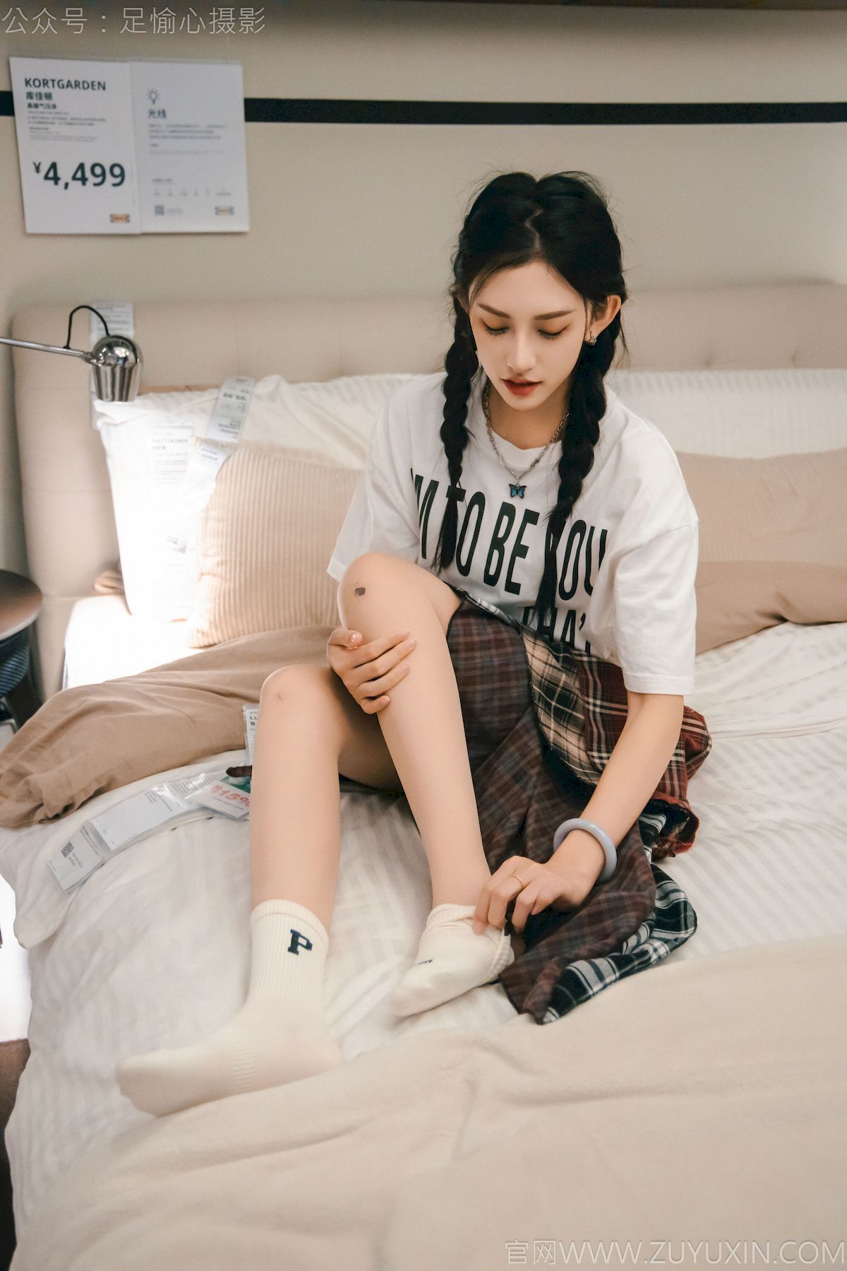 可乐红色冲锋衣黑白格纹裙写真