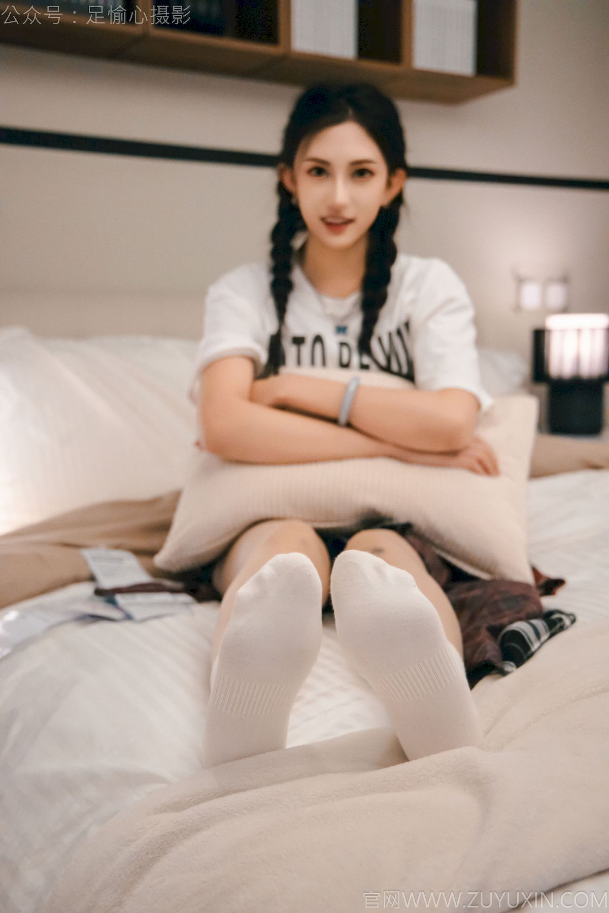 可乐红色冲锋衣黑白格纹裙写真