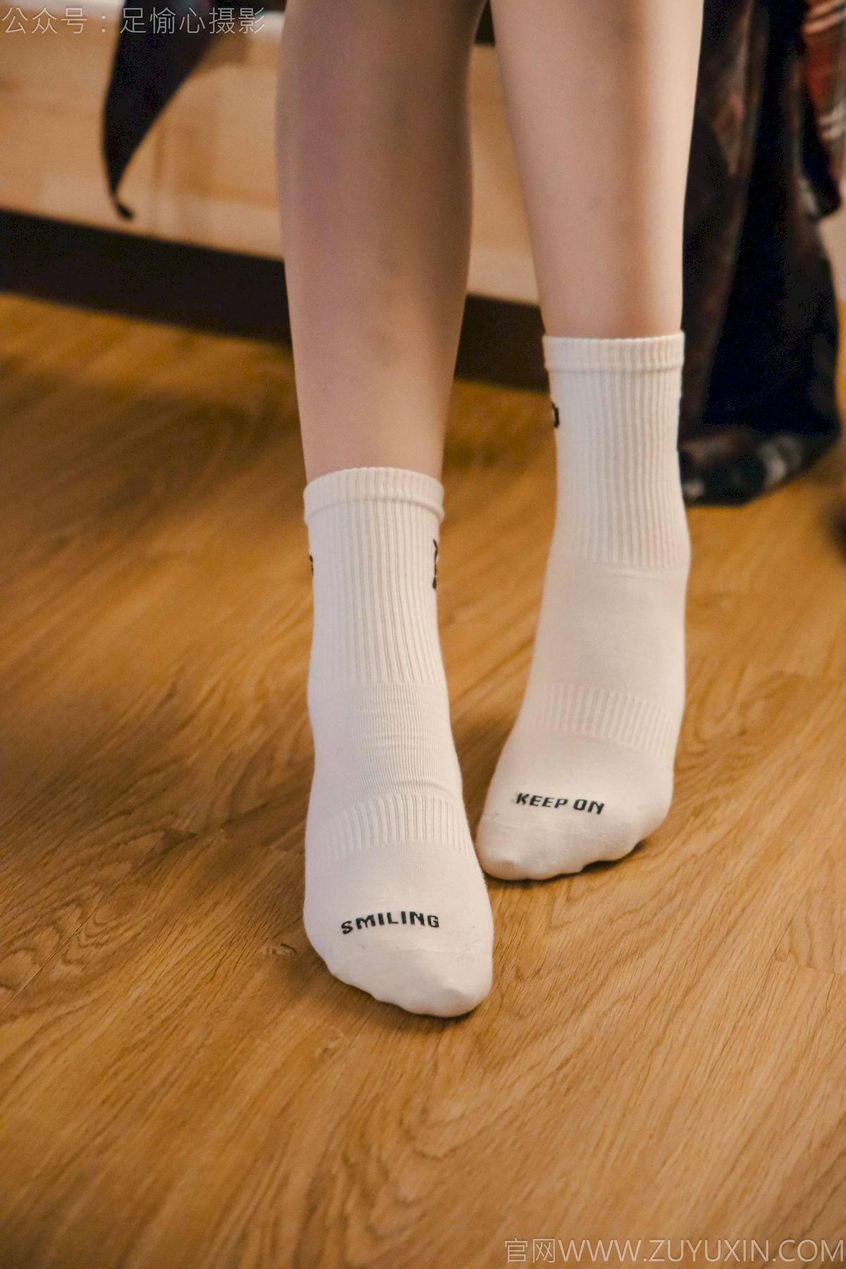 可乐红色冲锋衣黑白格纹裙写真